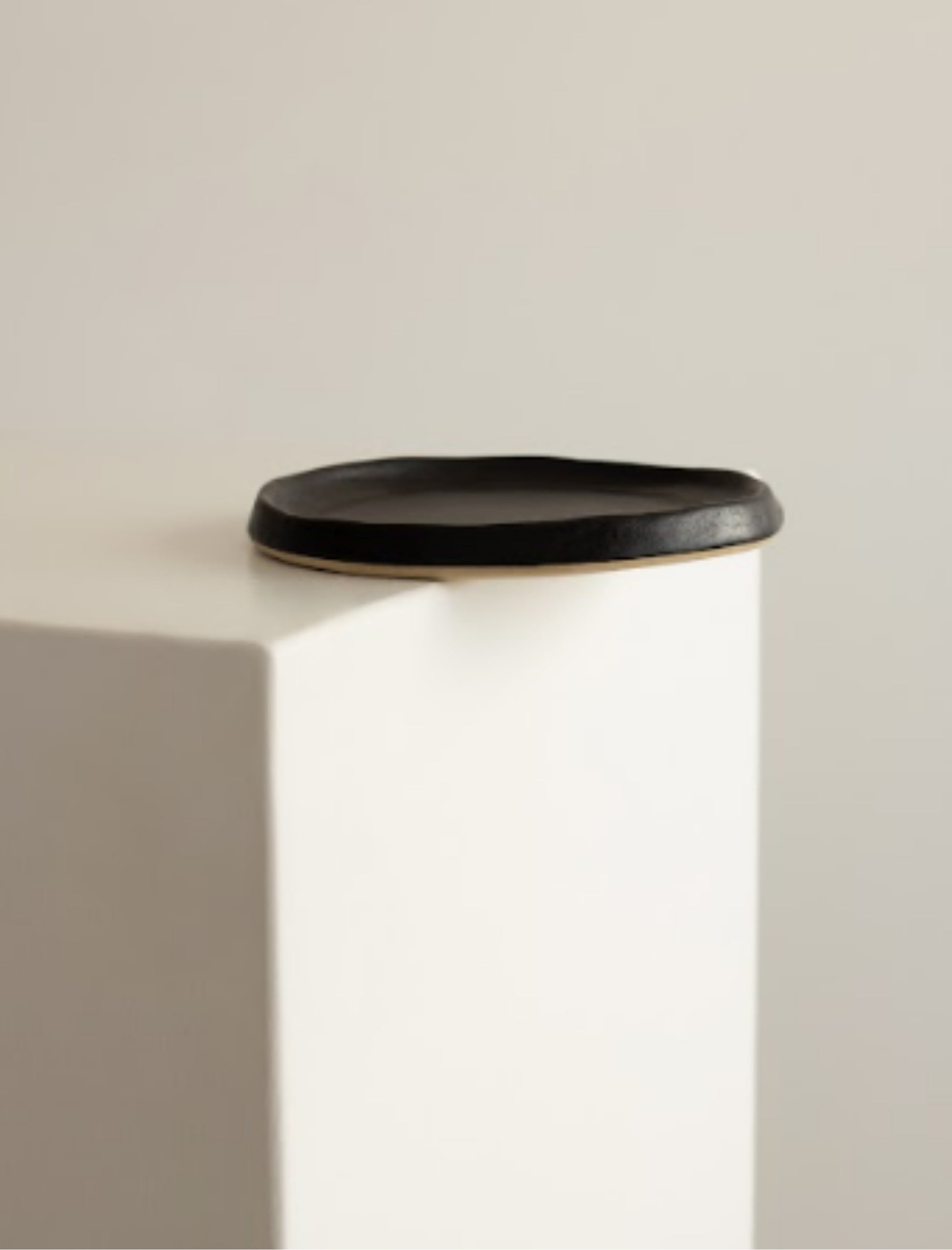 The SIDE PLATE in black