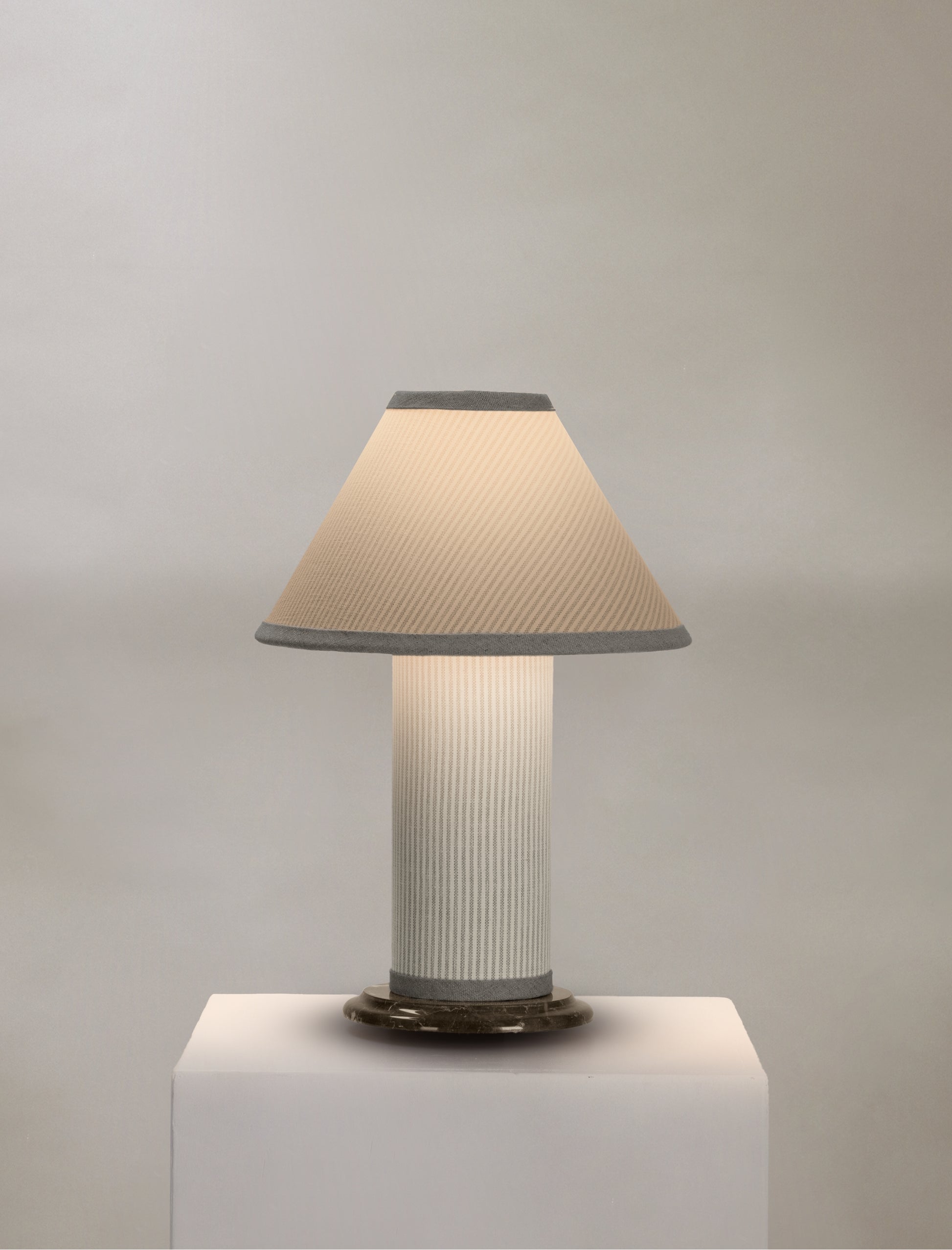 The little COLUMN table lamp in striped linen - Curación Collection