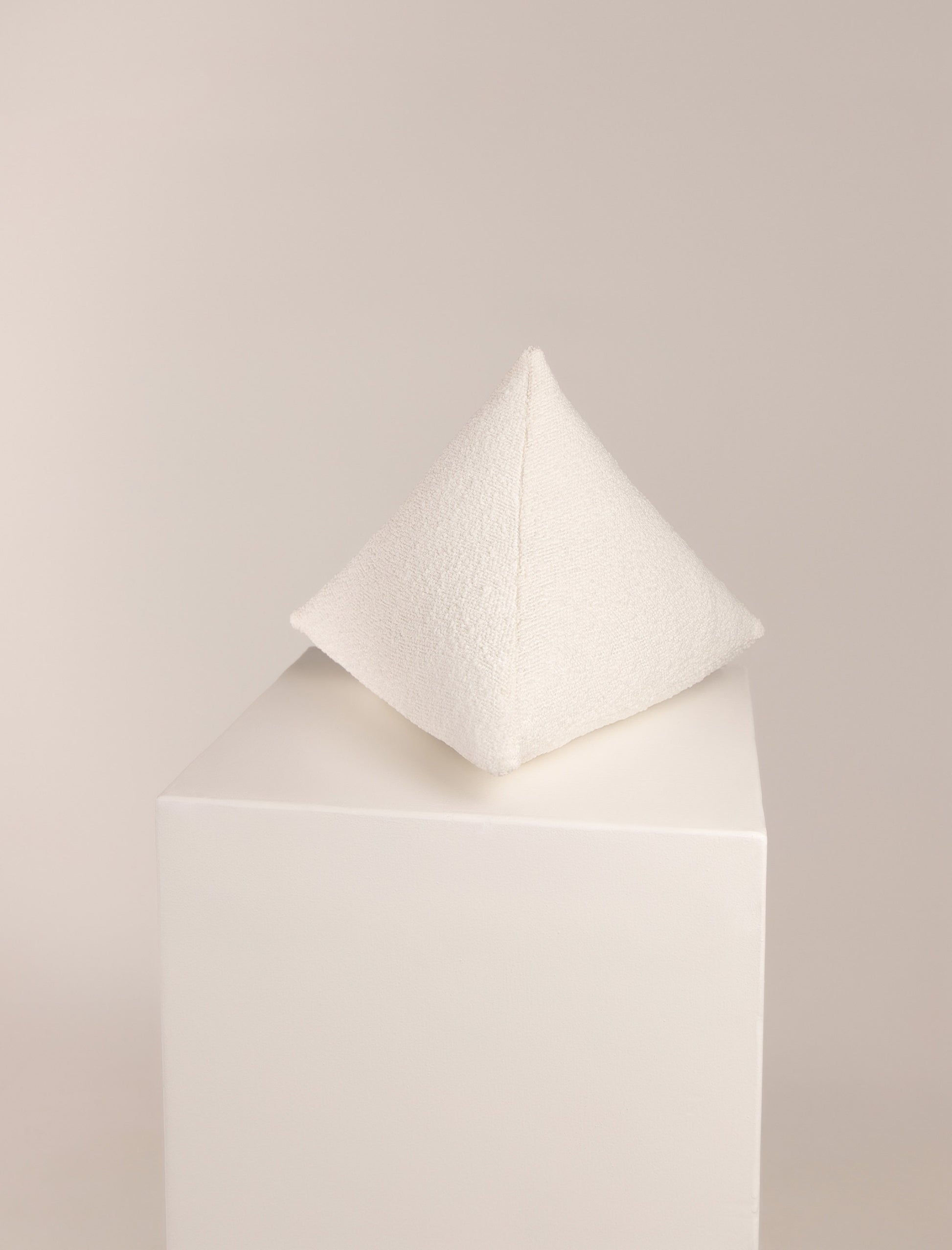 The PYRAMID scatter in white boucle