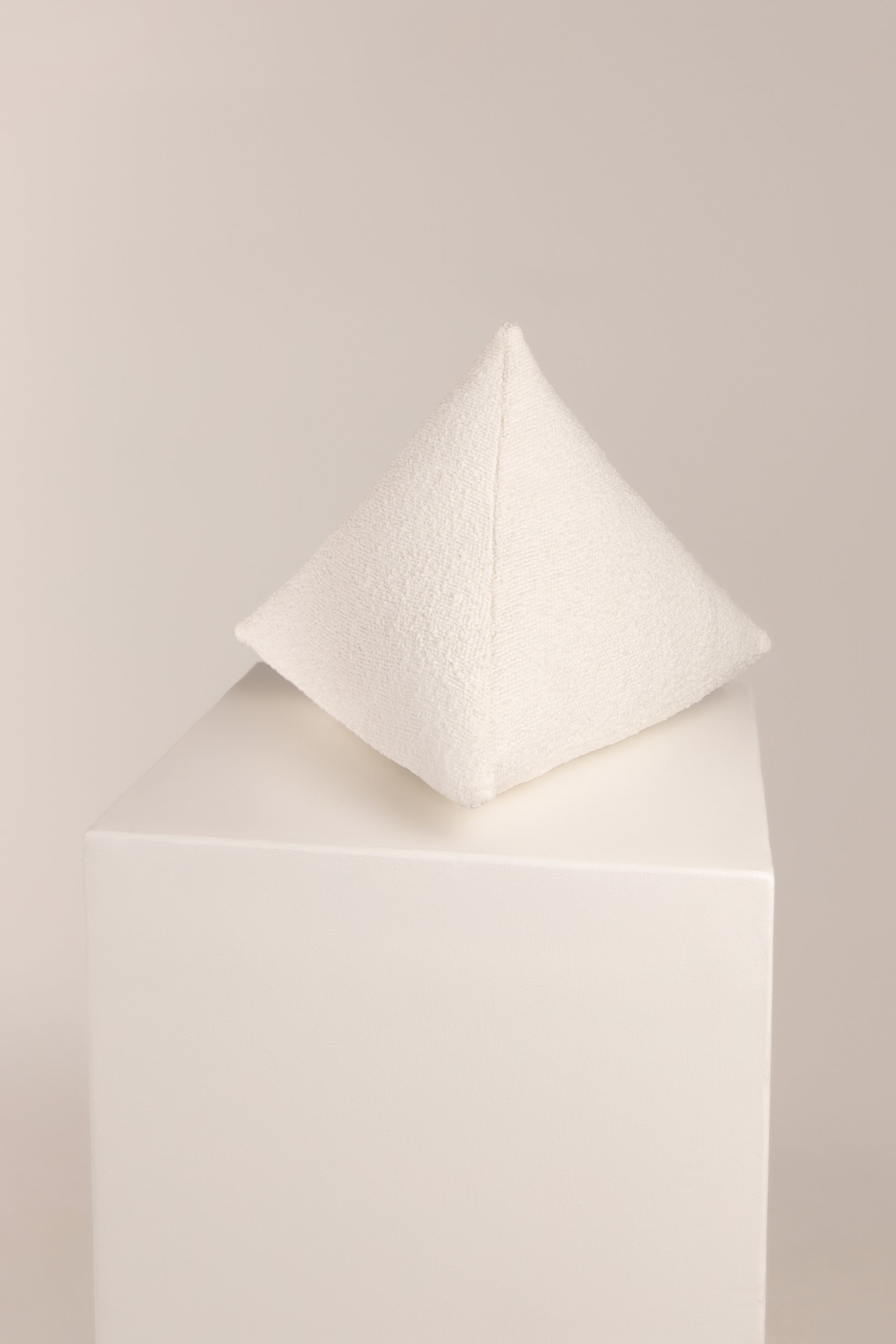 The PYRAMID scatter in white boucle - Curación Collection