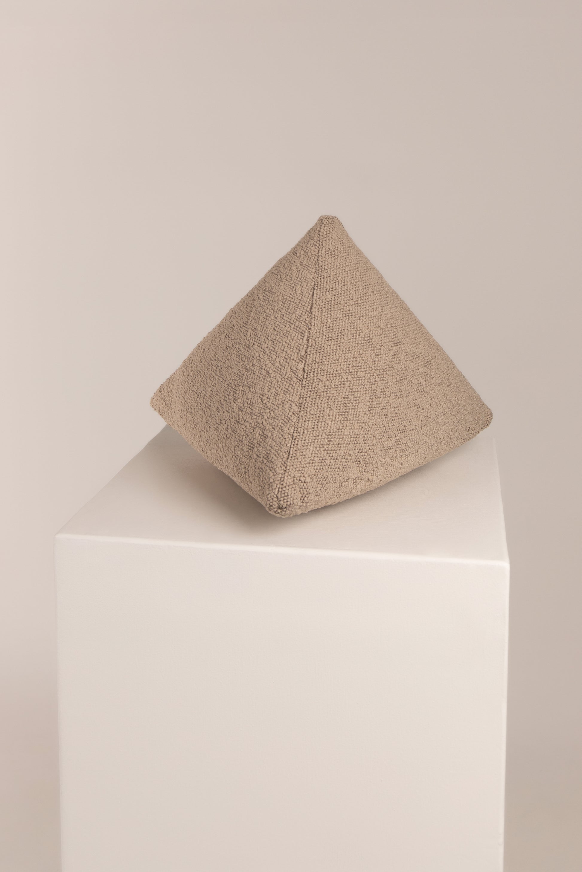 The PYRAMID scatter in mocha boucle - Curación Collection