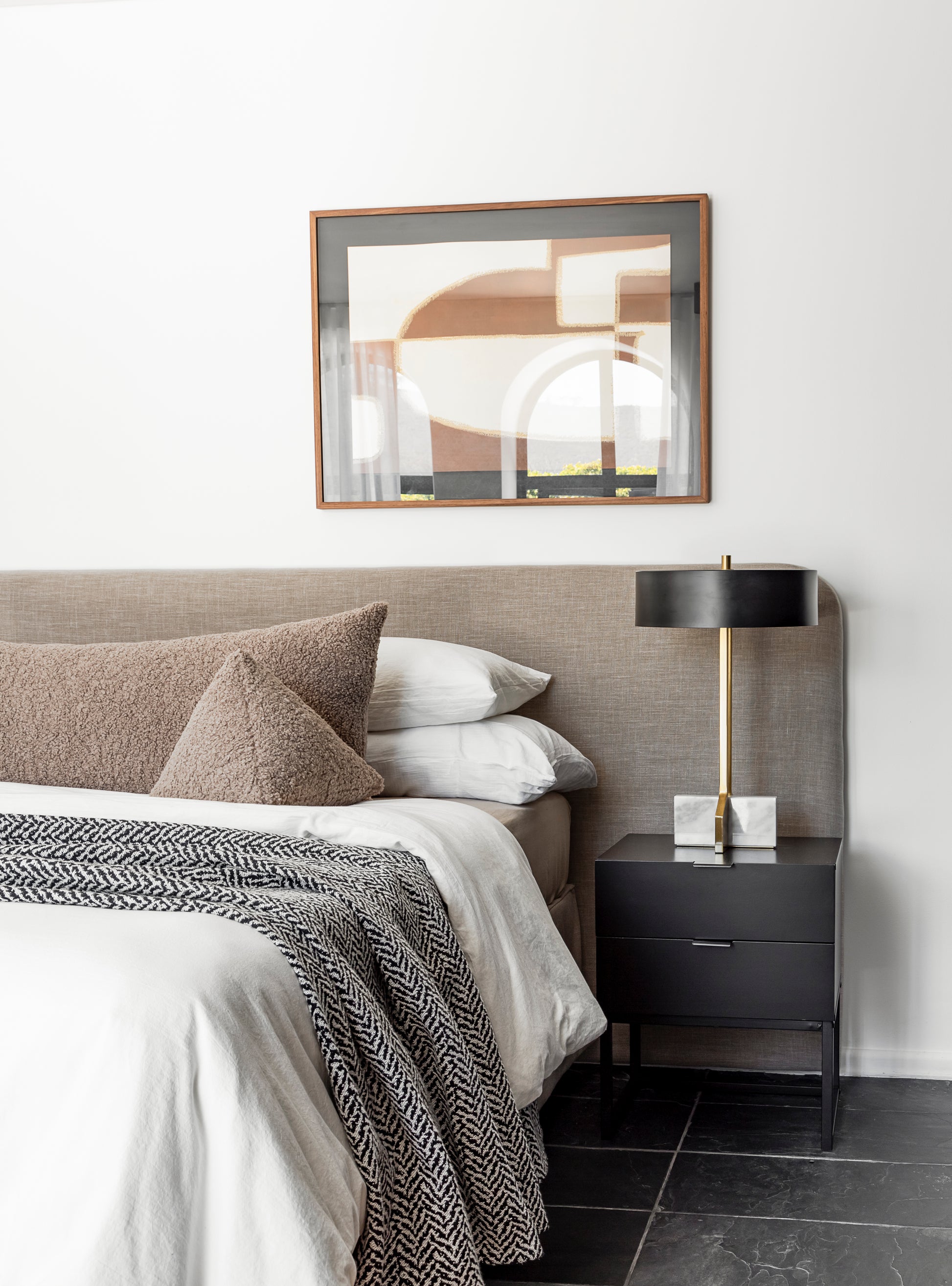 The PYRAMID scatter in mocha boucle - Curación Collection