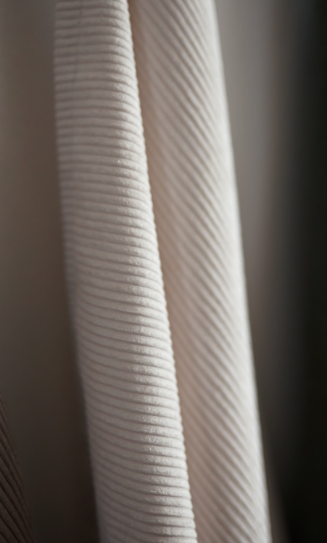 The PYRAMID scatter in white corduroy - Curación Collection