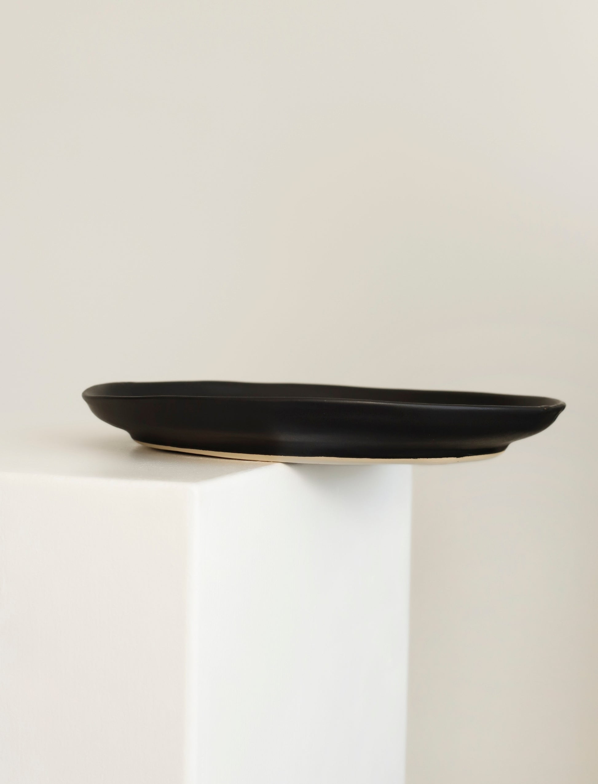 The DINNER PLATE in Black