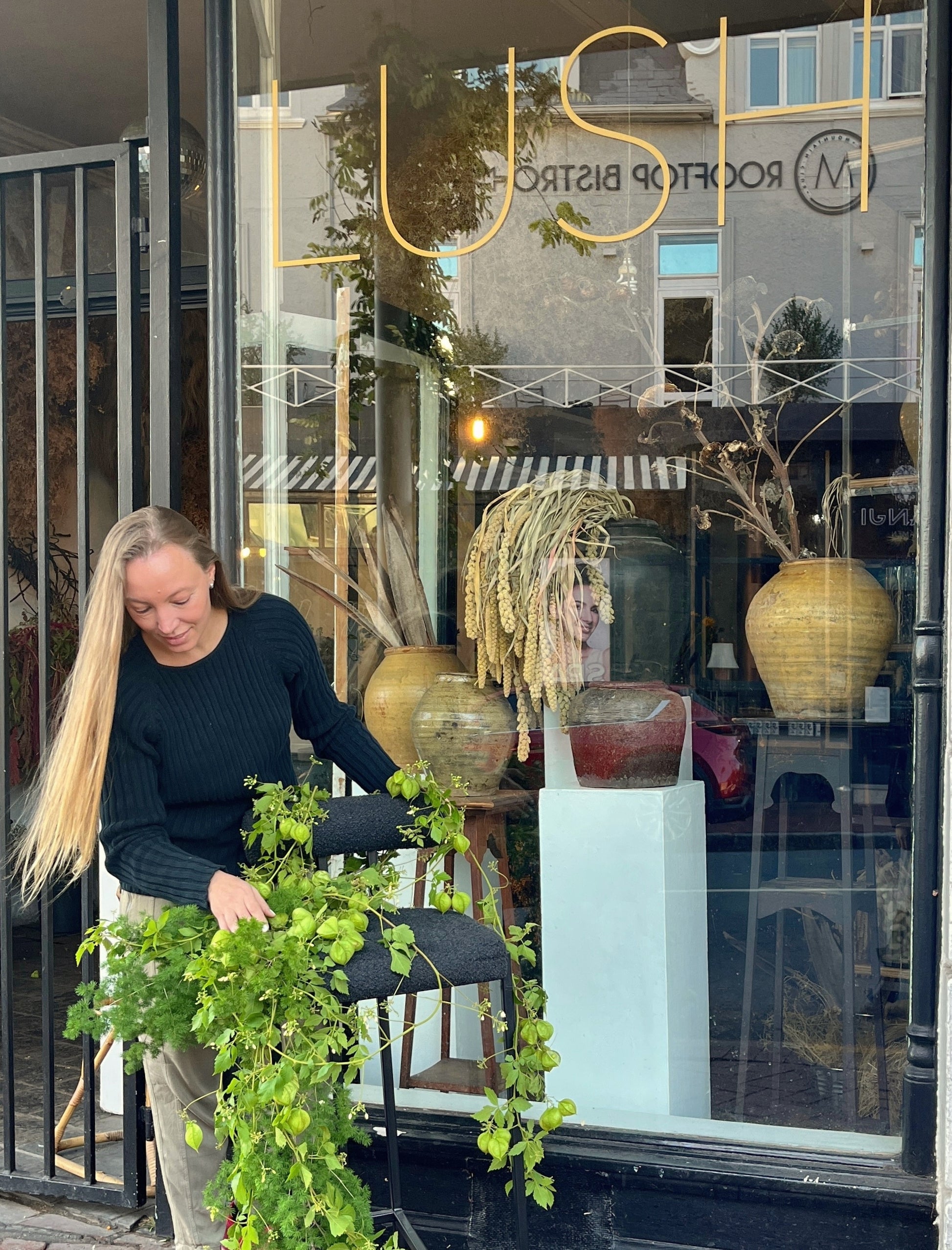 Patricia for the CASEY at the bar - Curación Collection