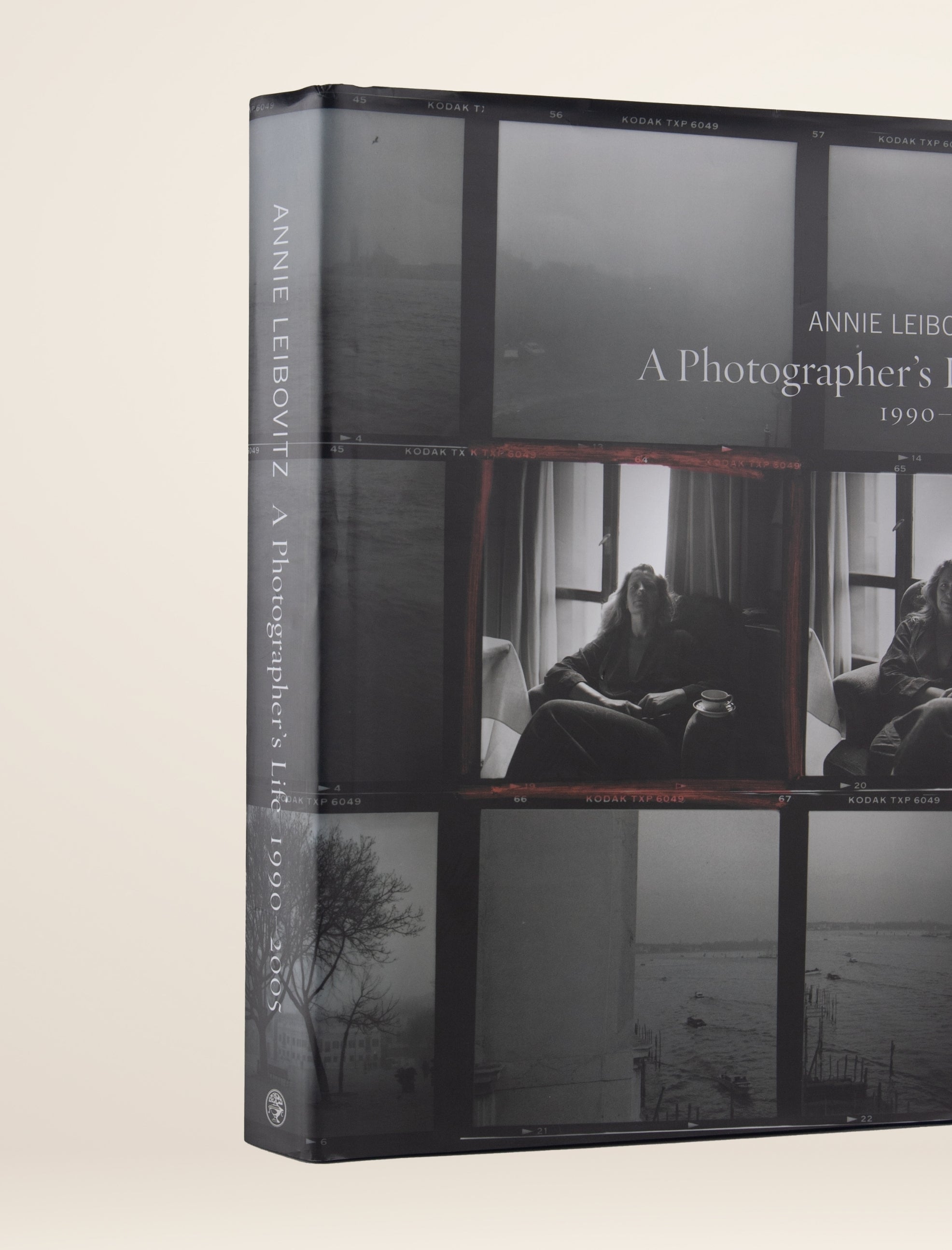 A Photographer's Life: 1990-2005 by Annie Leibovitz – Curación