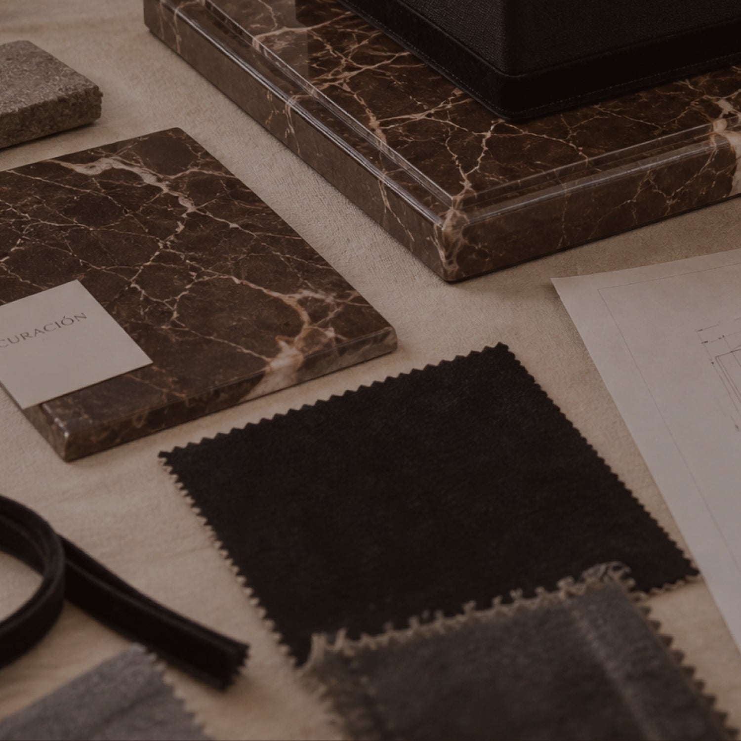 The SQUARE COLUMN table lamp, in char linen and velvet