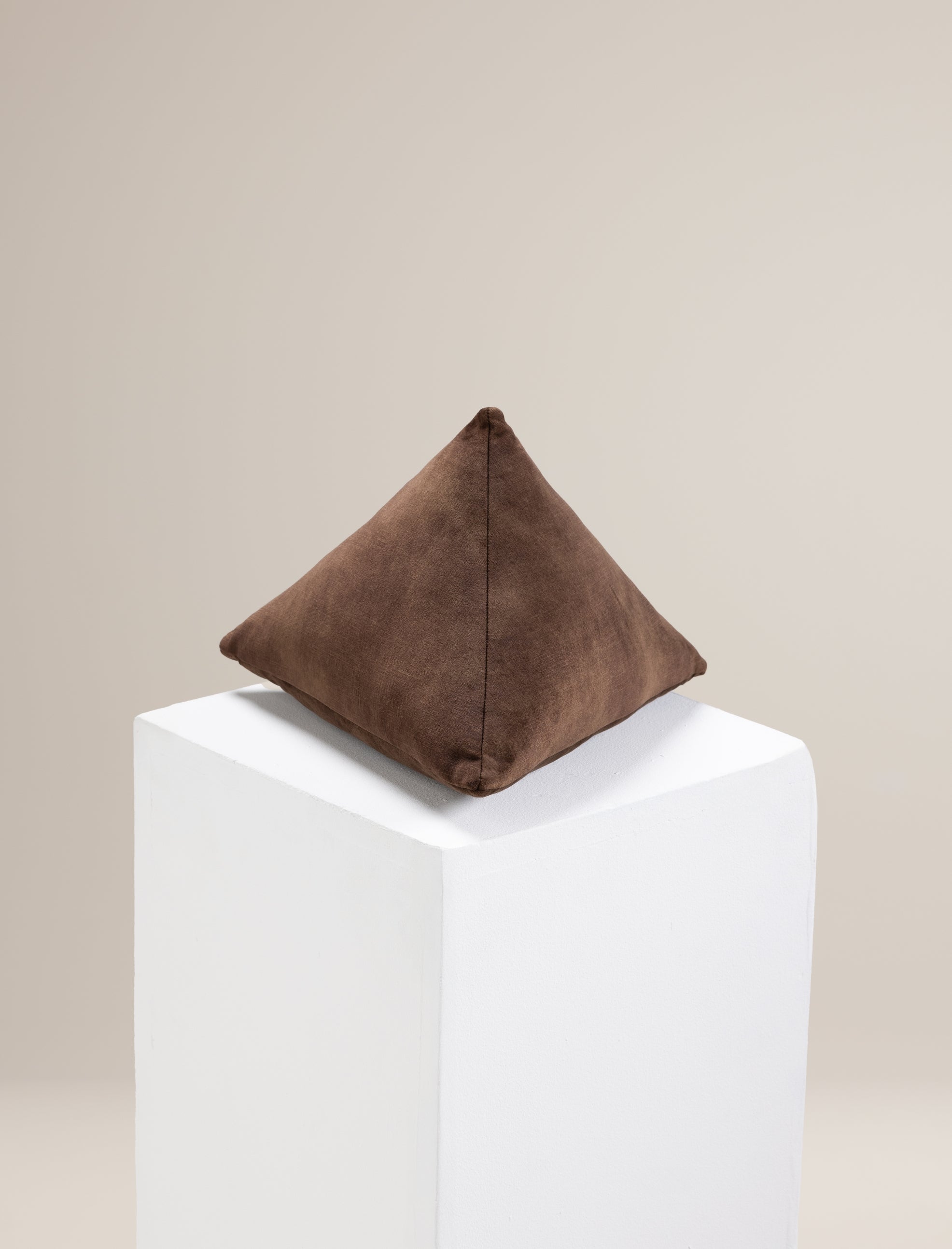 The PYRAMID scatter in mocha - Curación Collection