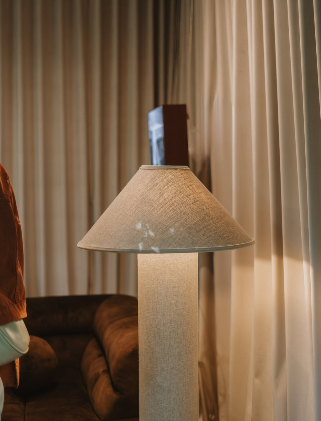 The COLUMN floor lamp in linen - Curación Collection