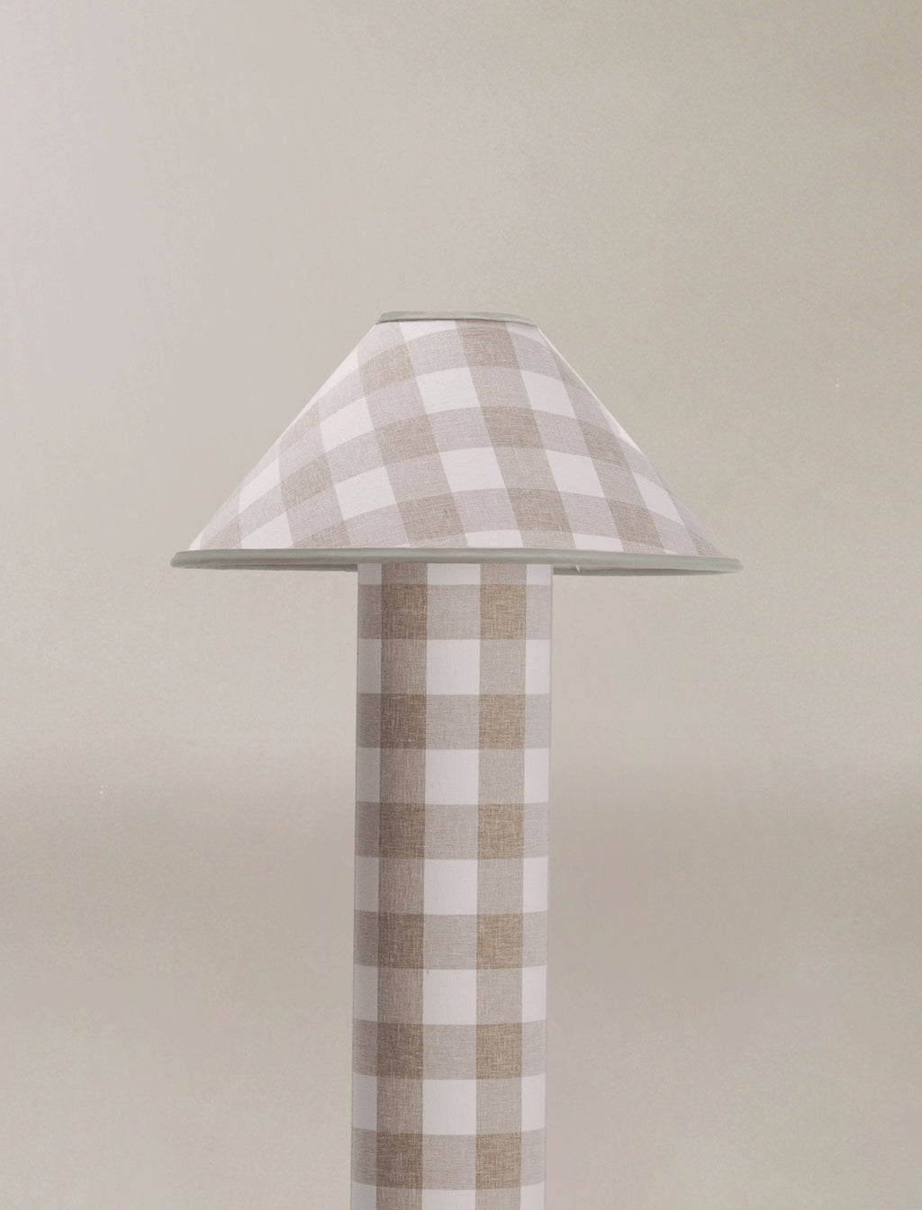 The COLUMN floor lamp in patterned linen