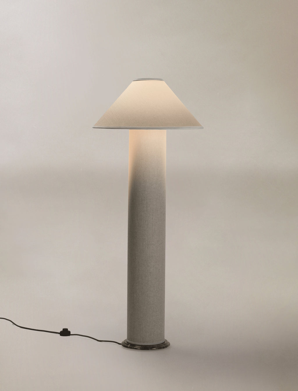 The COLUMN floor lamp in linen - Curación Collection