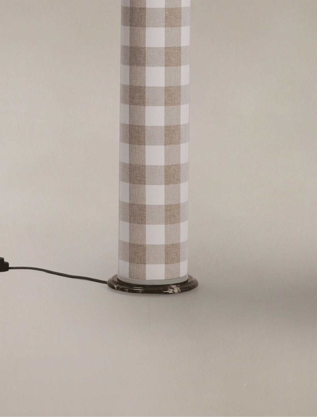 The COLUMN floor lamp in patterned linen
