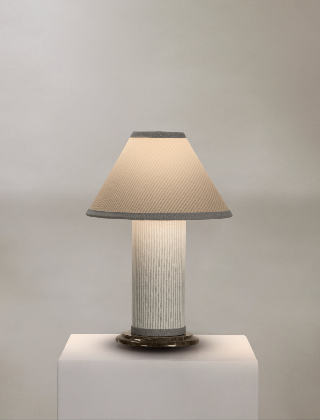 The little COLUMN table lamp in striped linen - Curación Collection