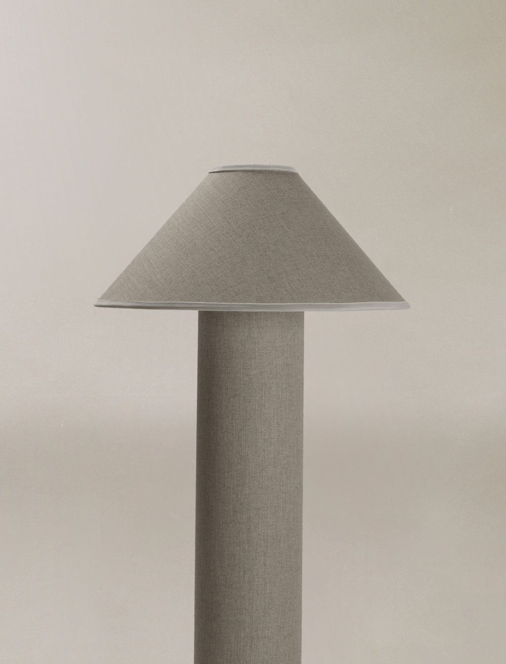 The COLUMN floor lamp in linen - Curación Collection
