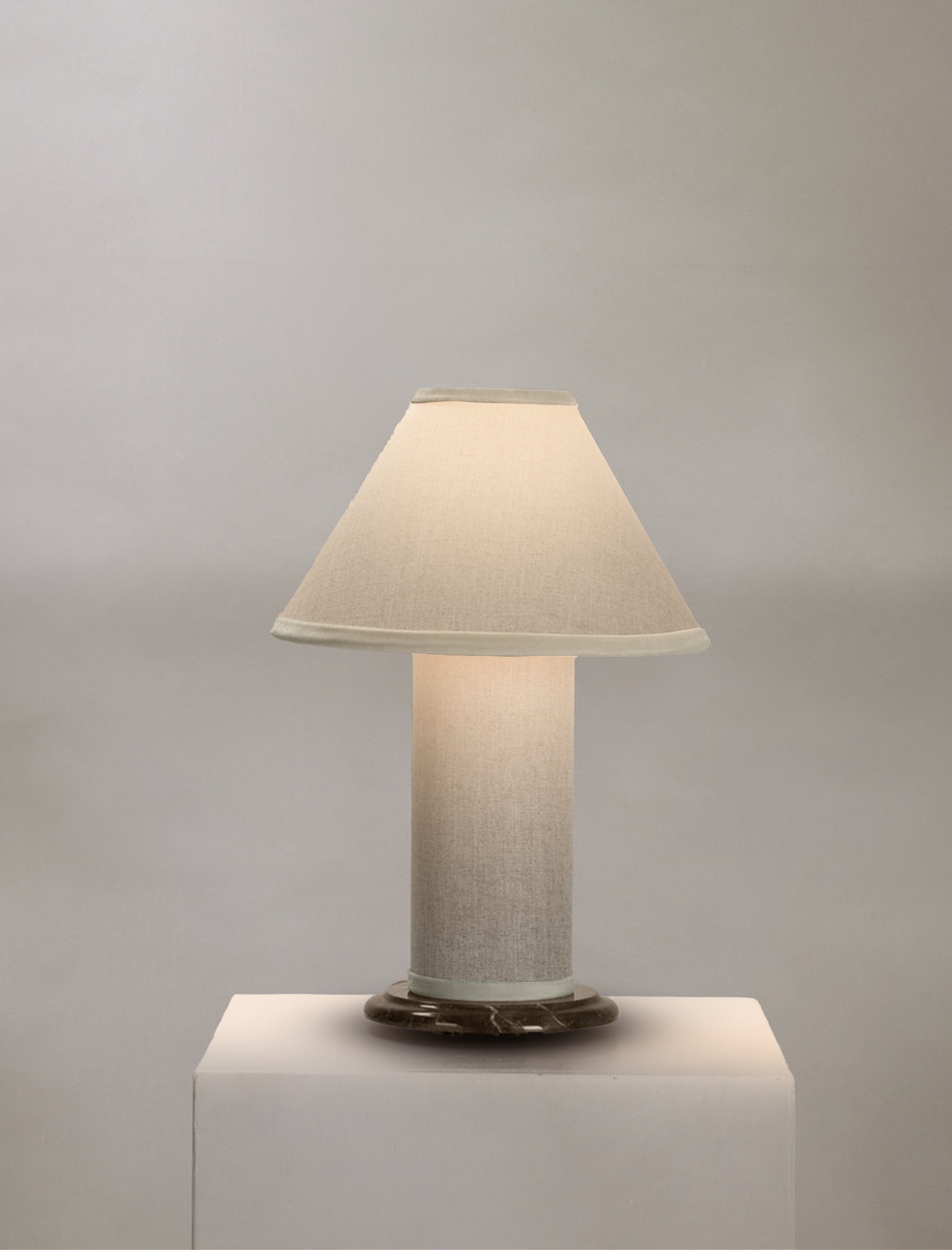 The little COLUMN table lamp in linen
