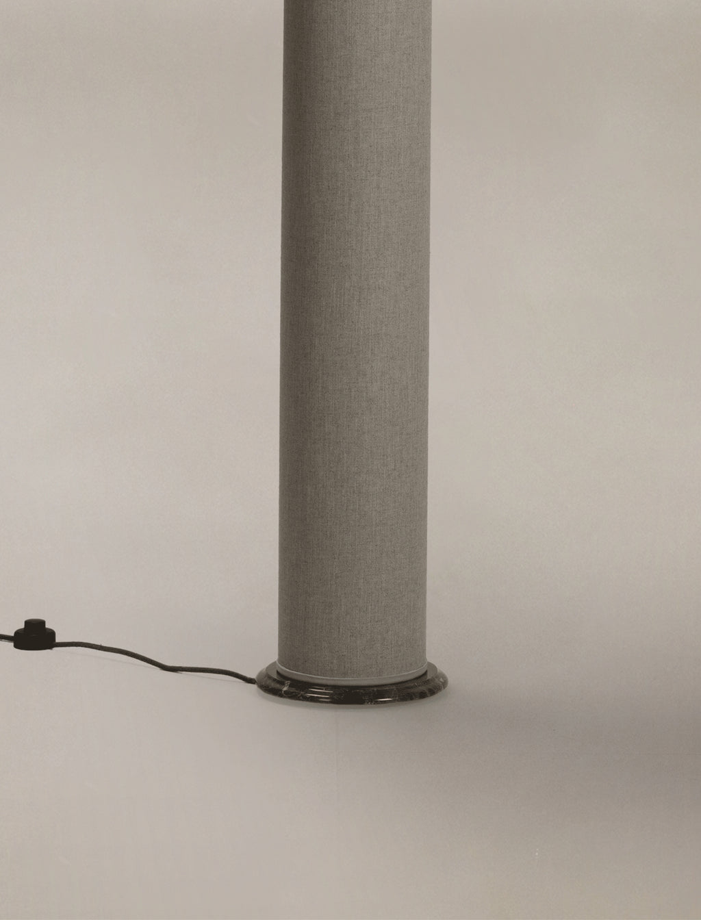 The COLUMN floor lamp in linen - Curación Collection