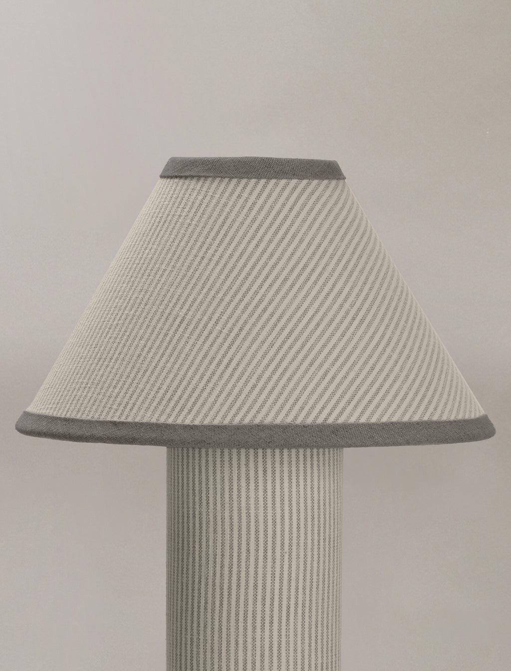 The little COLUMN table lamp in striped linen - Curación Collection