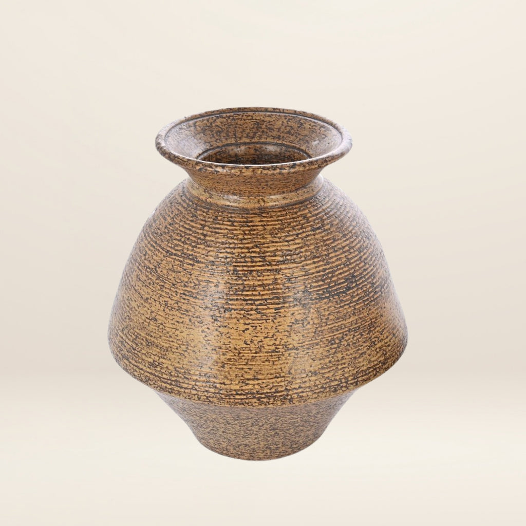 The large VASE with striations by Peter Jaff