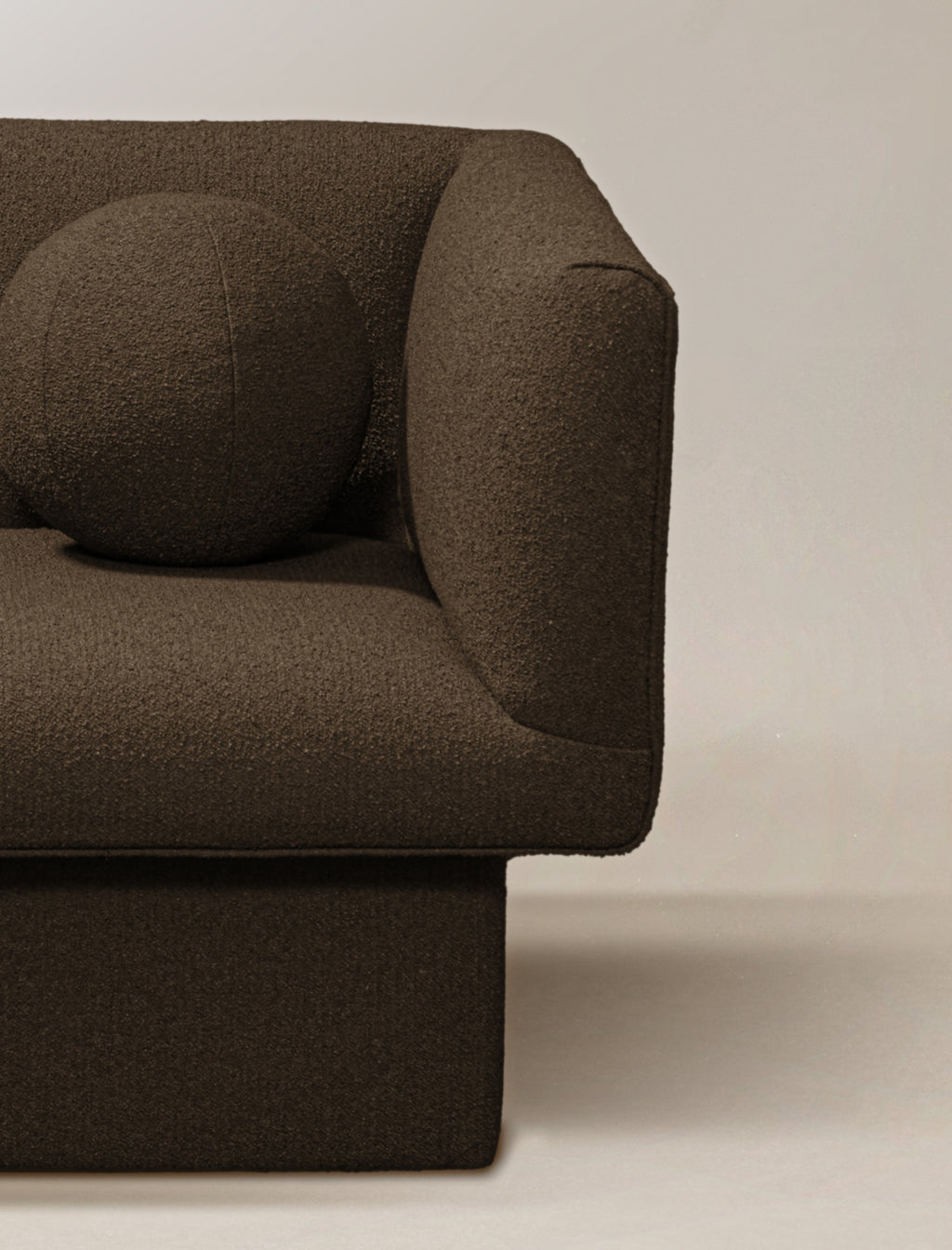 The CLIFTON IN BALANCE armchair in fabric - Curación Collection