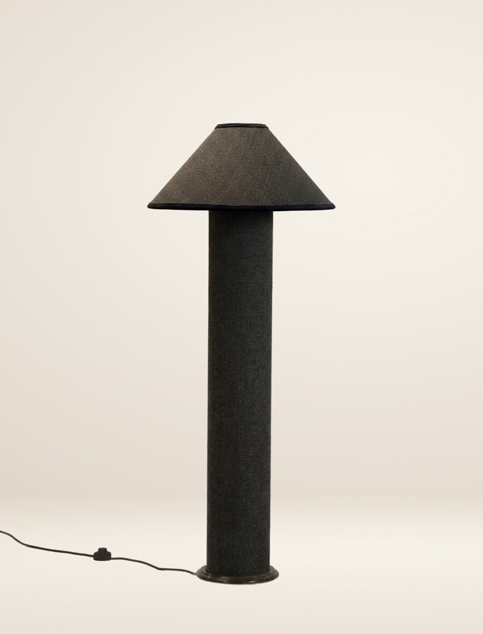 The COLUMN floor lamp in char