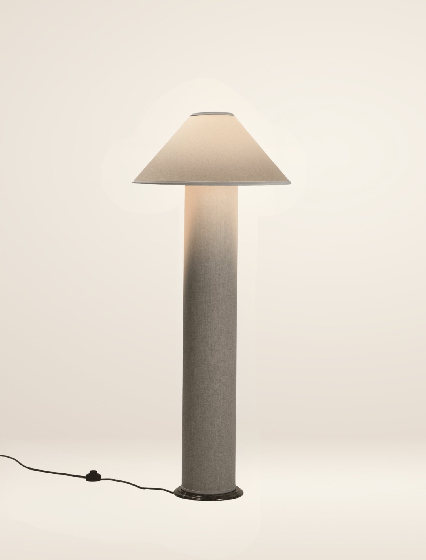 The COLUMN floor lamp in sand