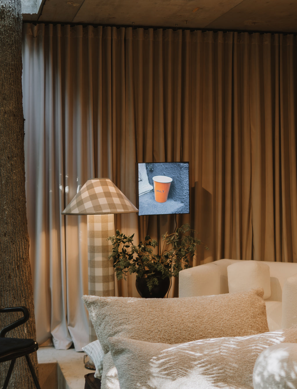 The COLUMN floor lamp in patterned linen