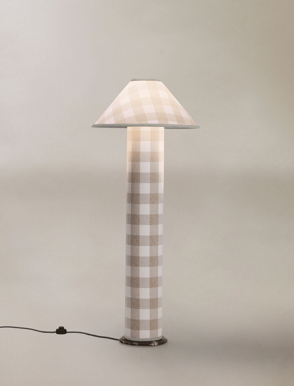 The COLUMN floor lamp in patterned linen