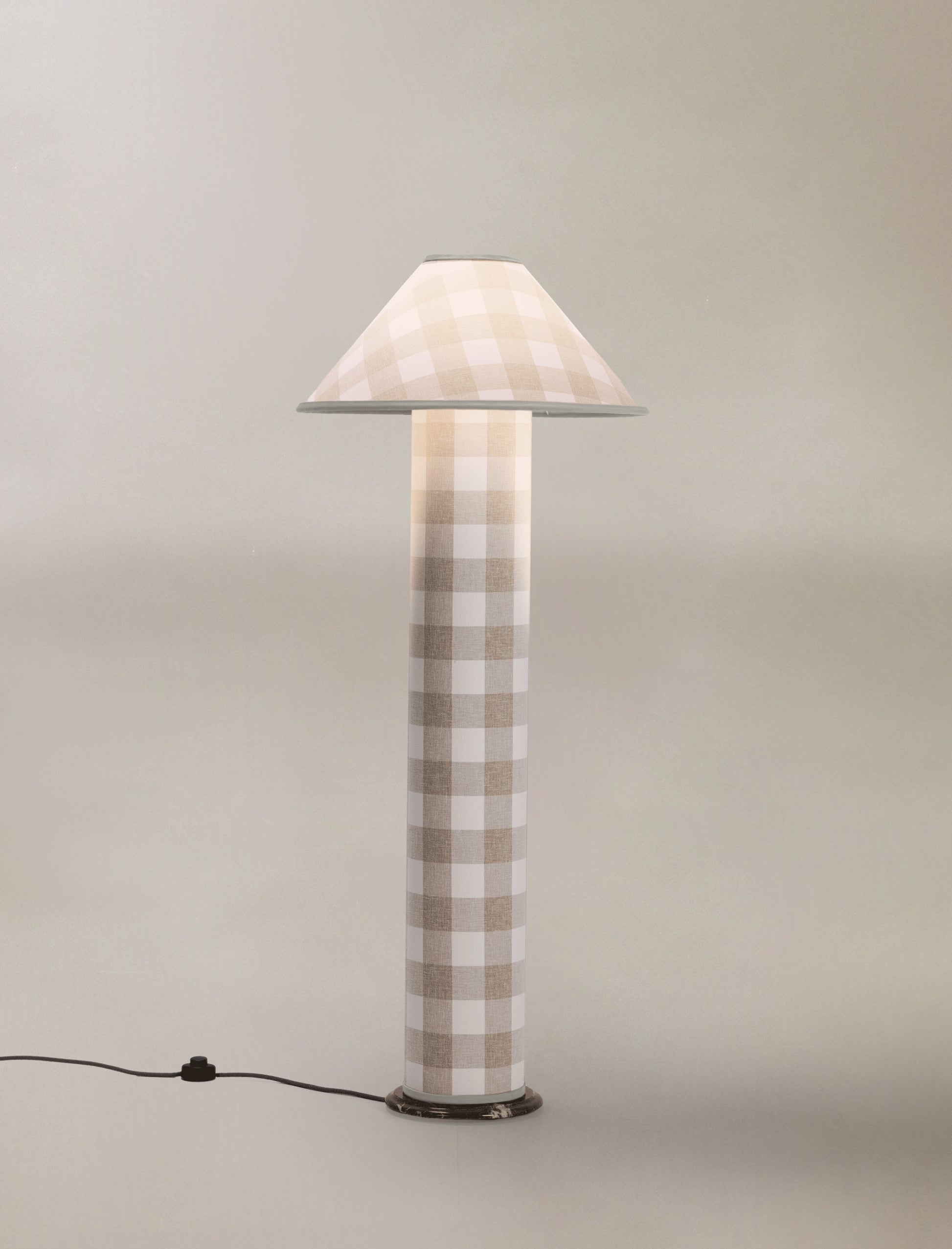 The COLUMN floor lamp in patterned linen