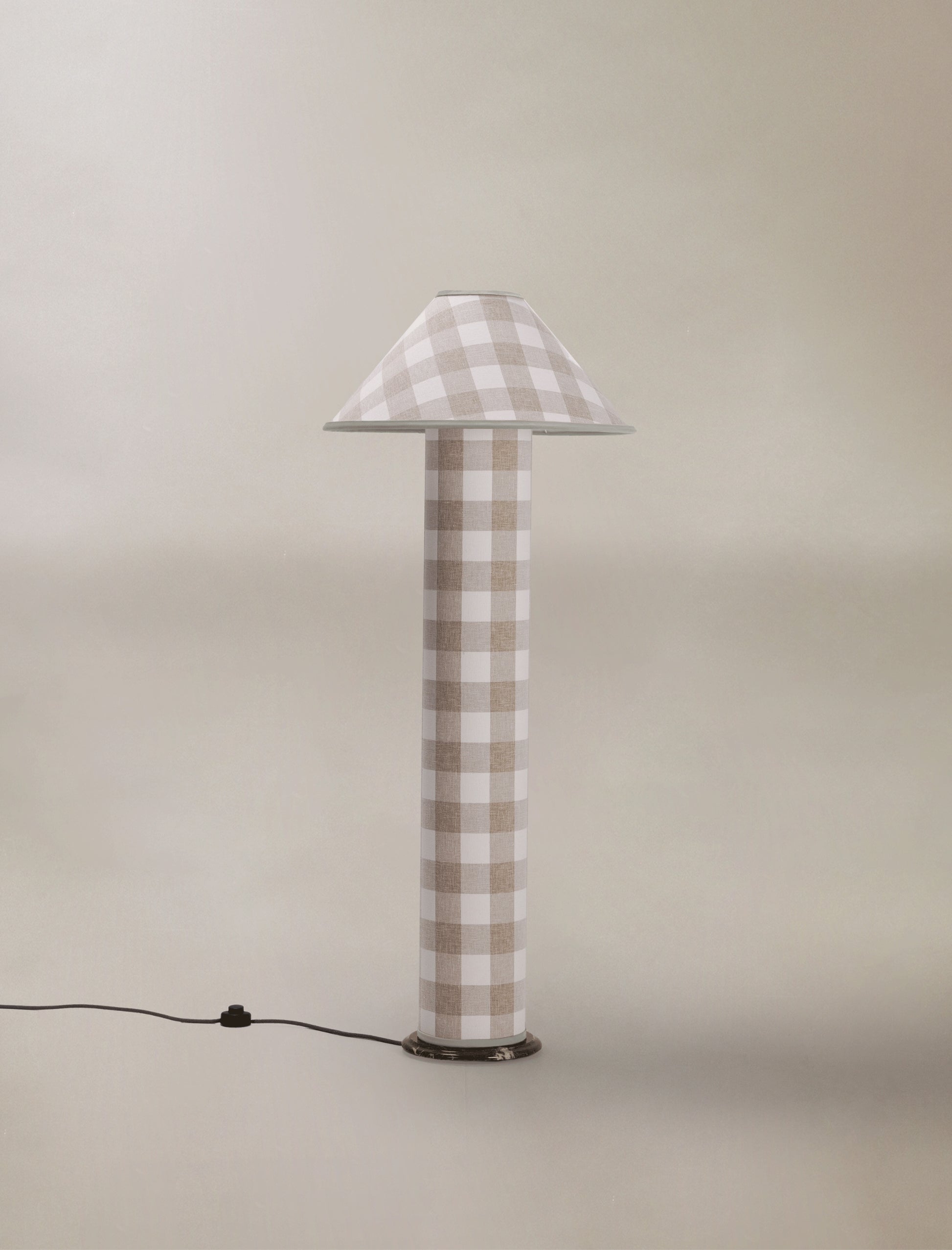 The COLUMN floor lamp in patterned linen