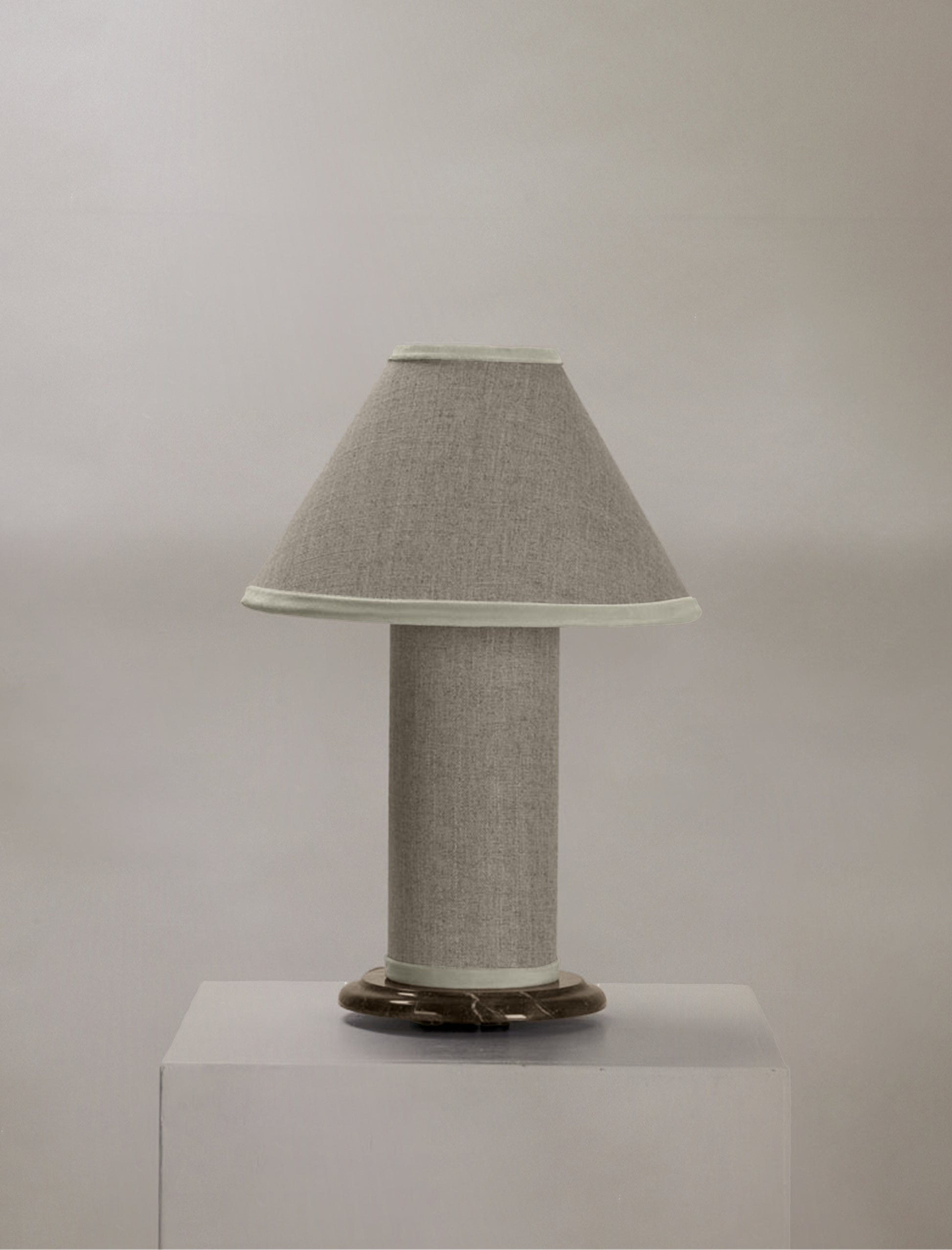 The little COLUMN table lamp in linen
