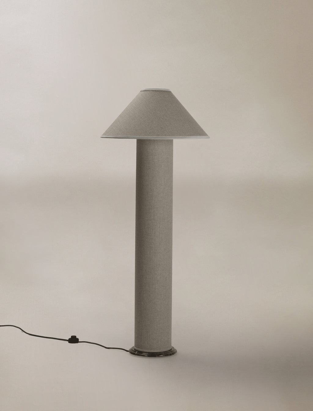 The COLUMN floor lamp in linen - Curación Collection