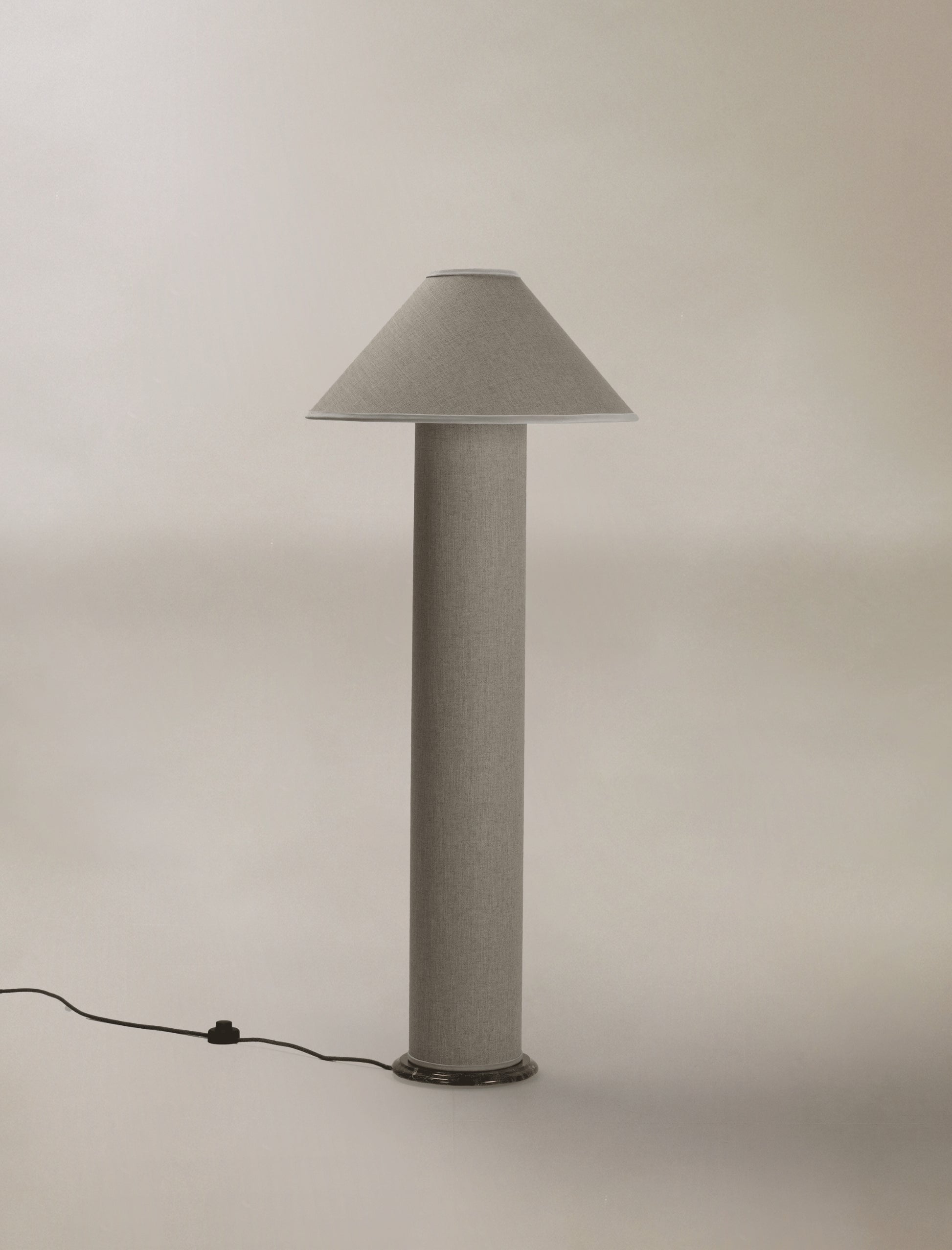 The COLUMN floor lamp in linen