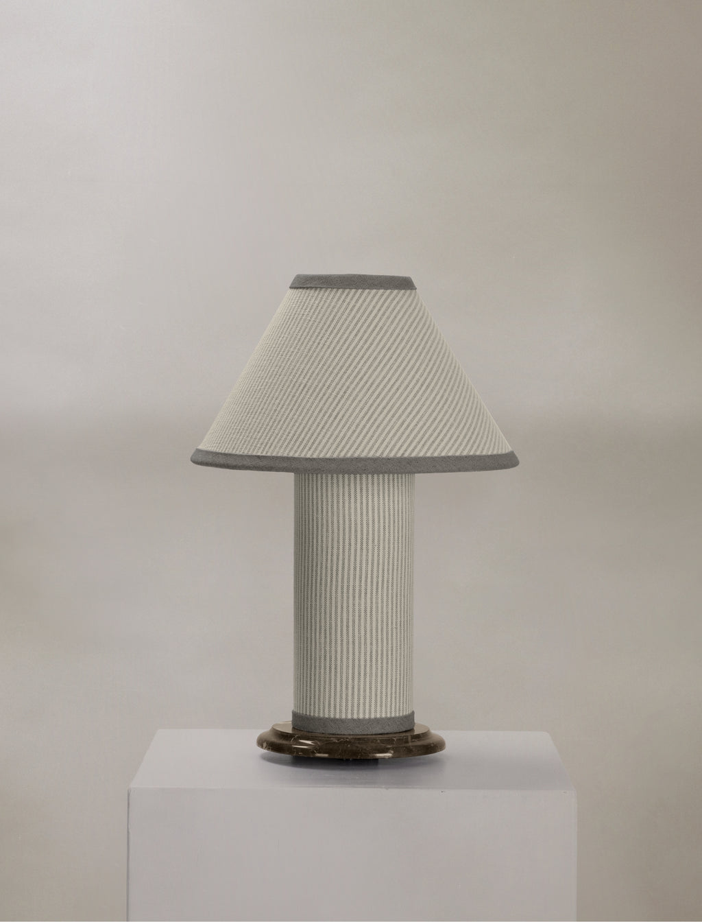 The little COLUMN table lamp in striped linen - Curación Collection