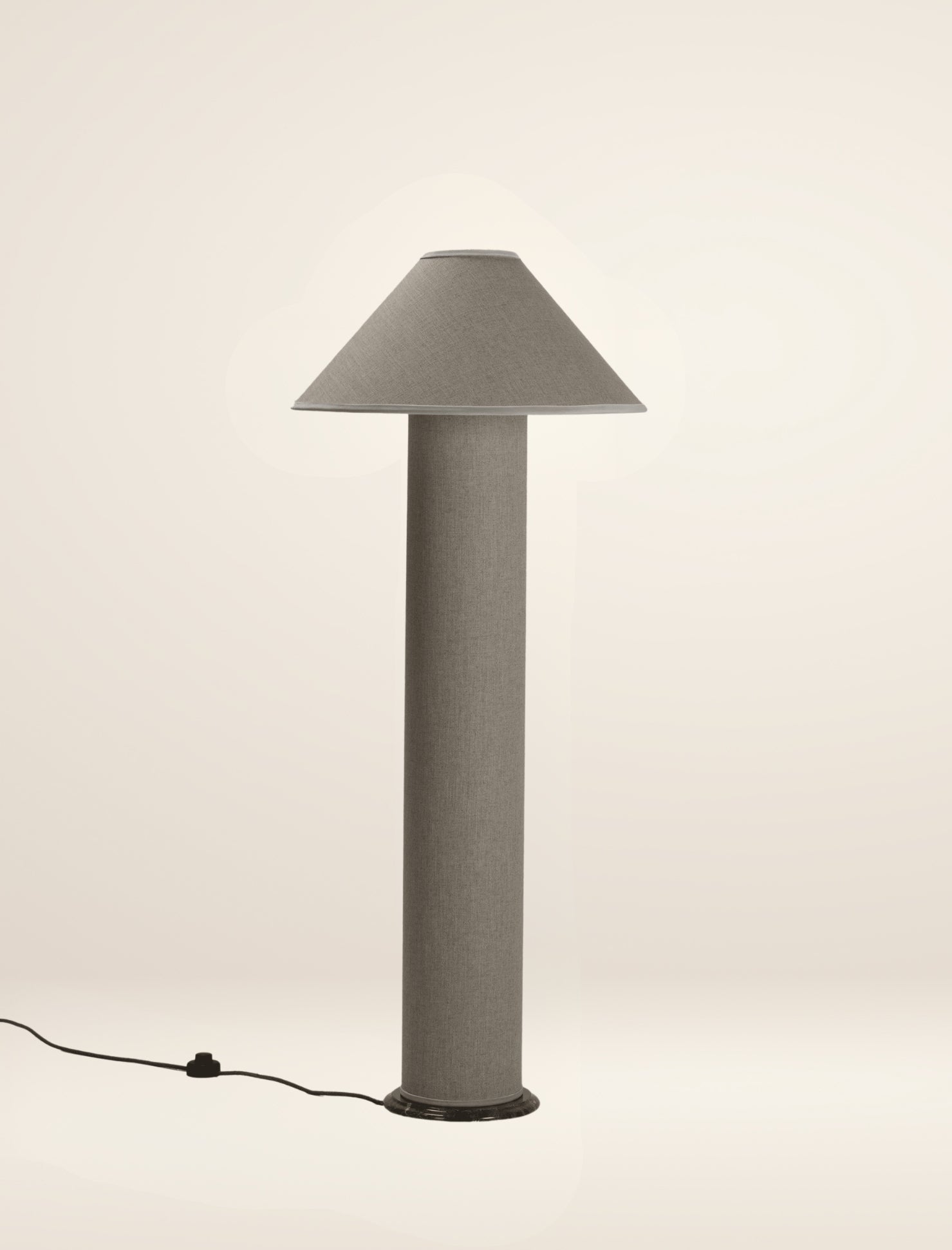 The COLUMN floor lamp in sand