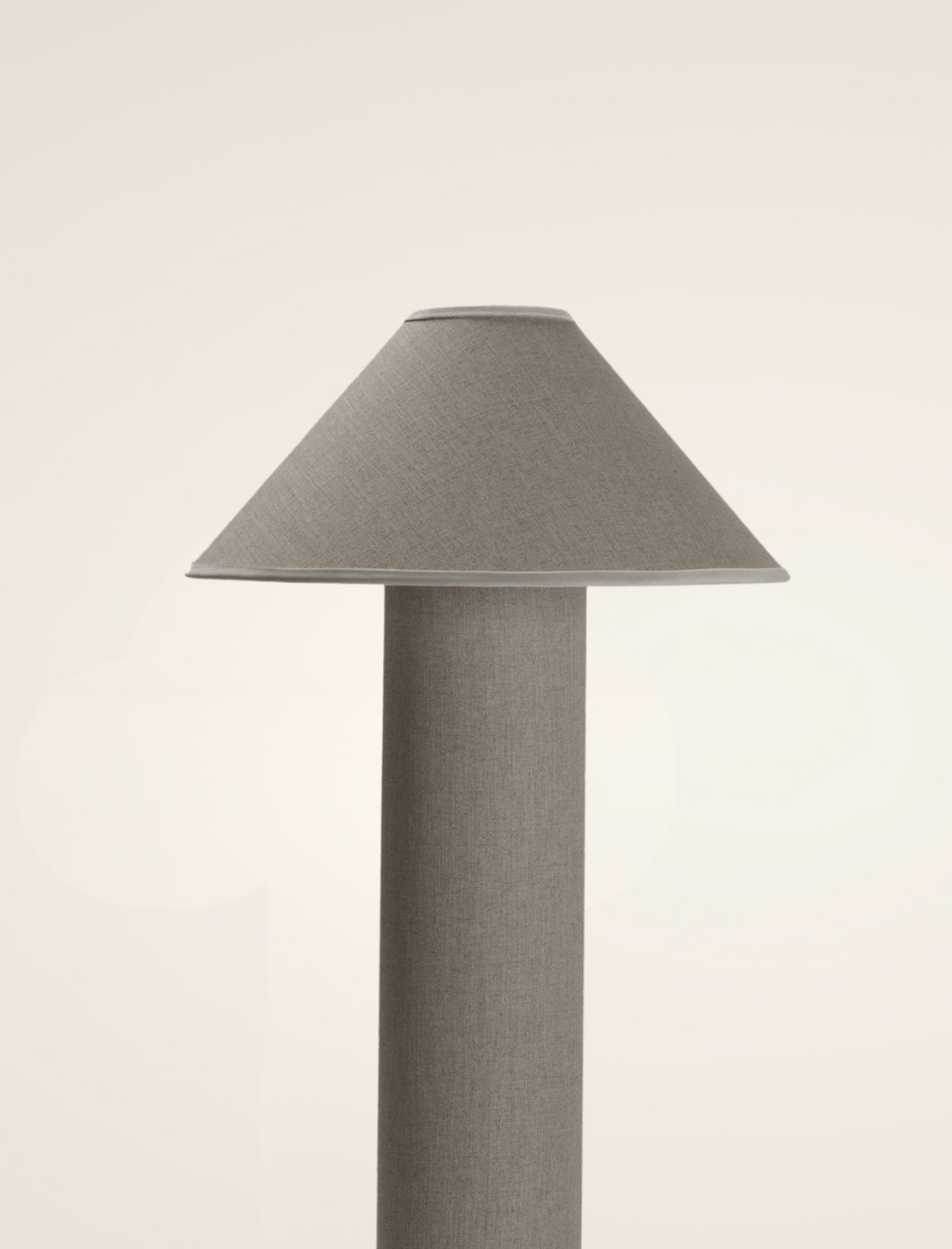 The COLUMN floor lamp in sand