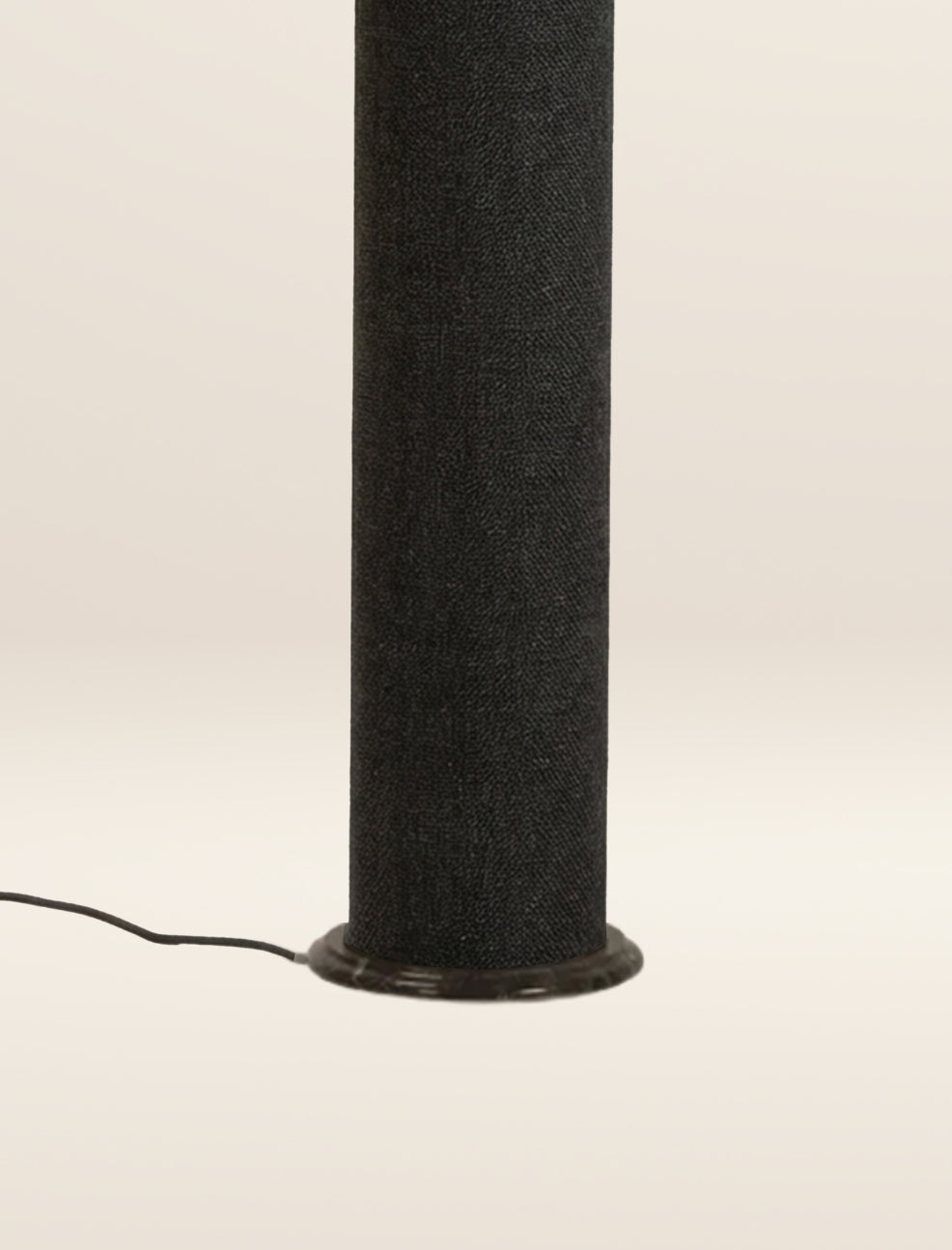 The COLUMN floor lamp in char