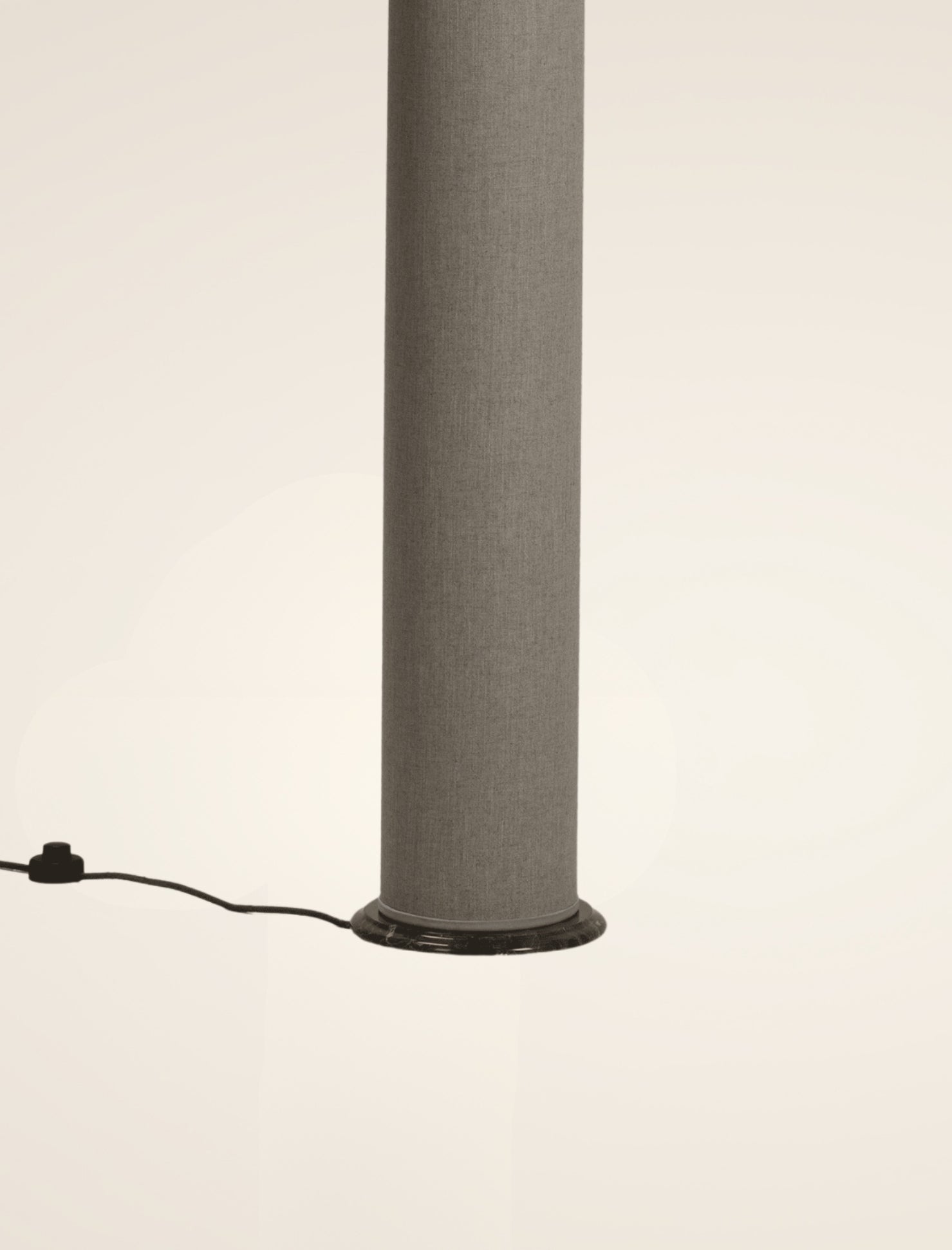 The COLUMN floor lamp in sand
