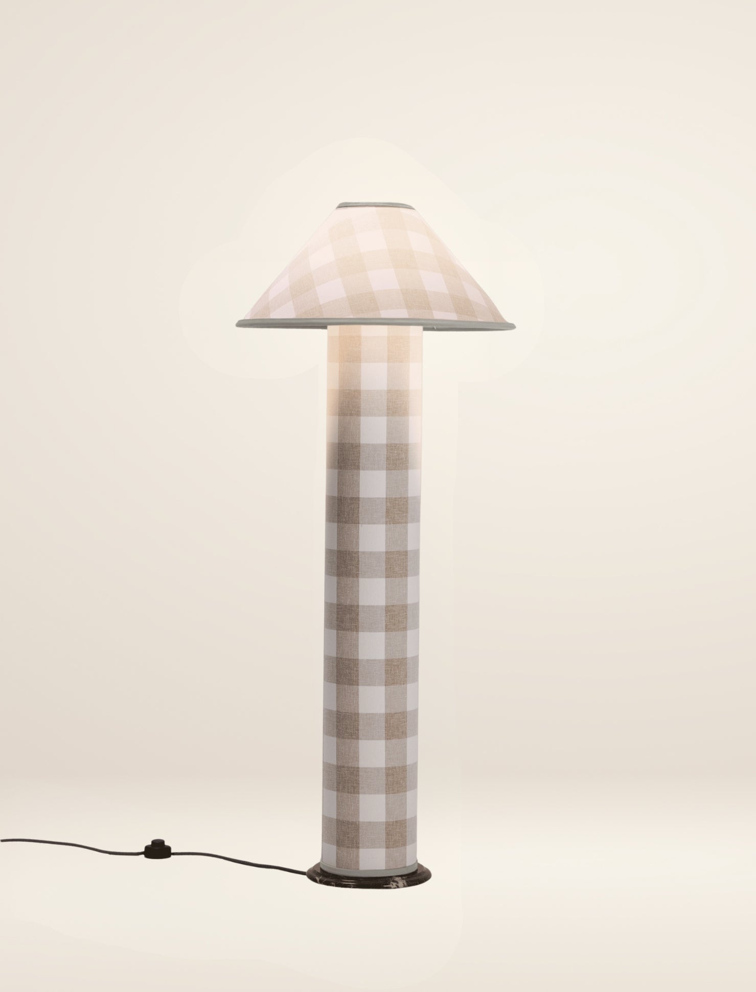 The COLUMN floor lamp in patterned linen