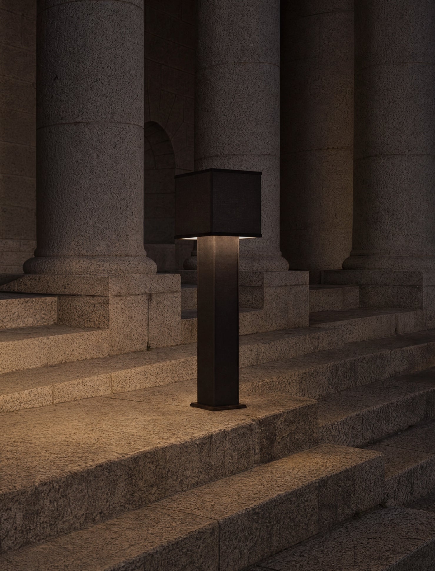 The SQUARE COLUMN floor lamp, in char linen and velvet