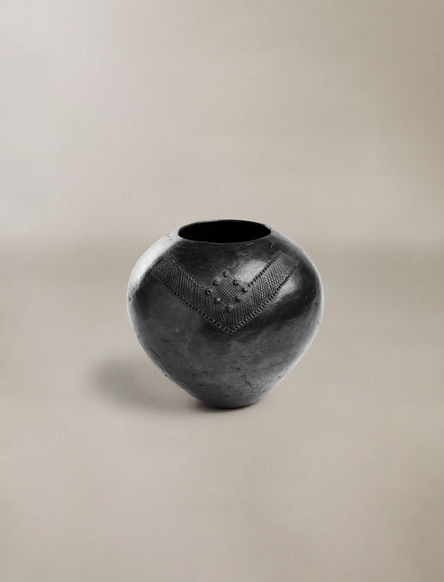 A LARGE zulu pot