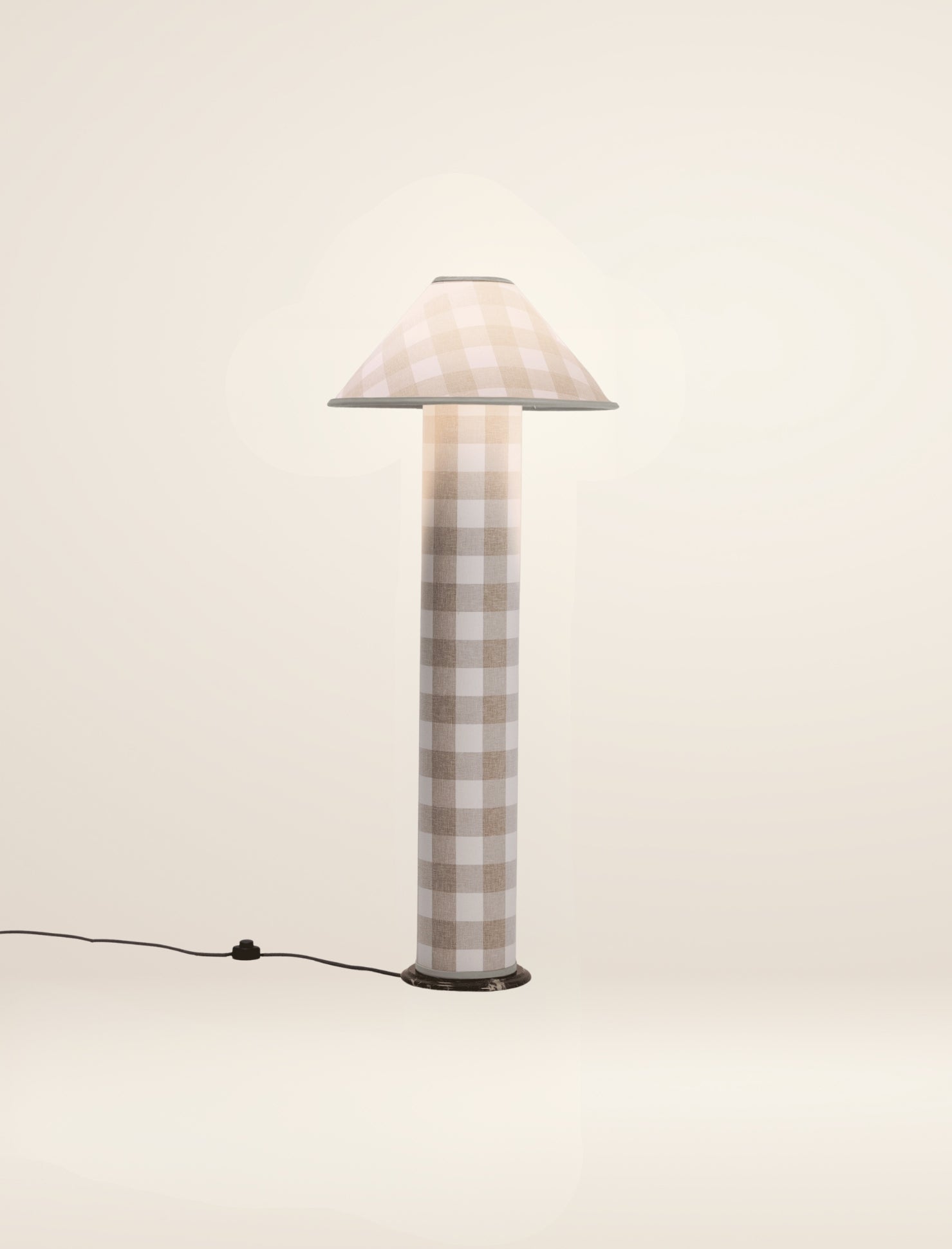 The COLUMN floor lamp in patterned linen