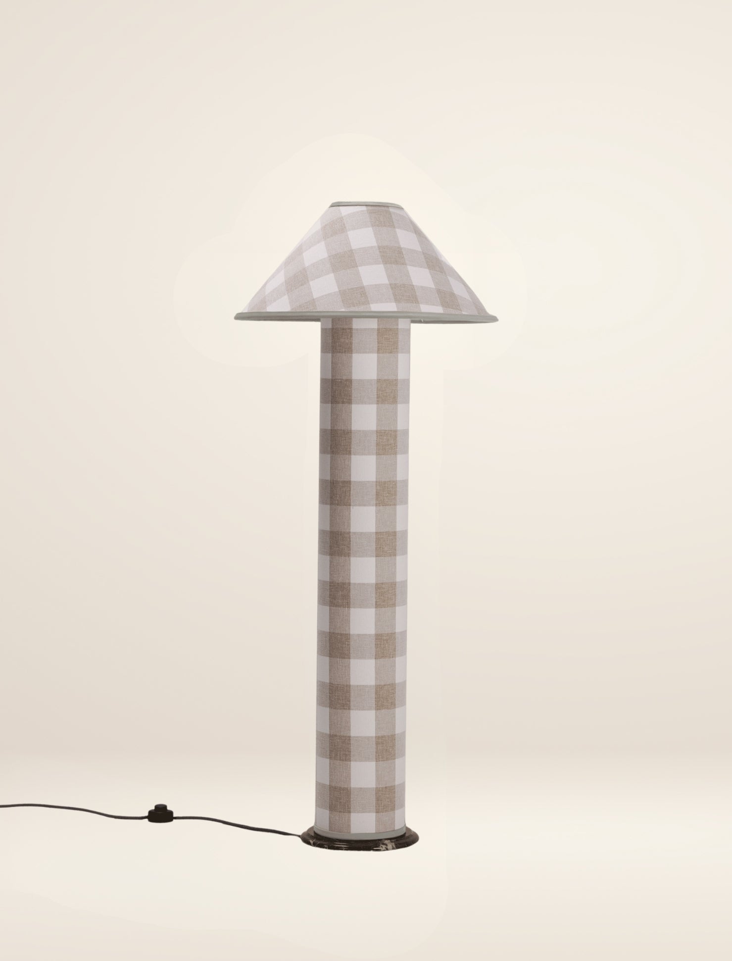 The COLUMN floor lamp in patterned linen