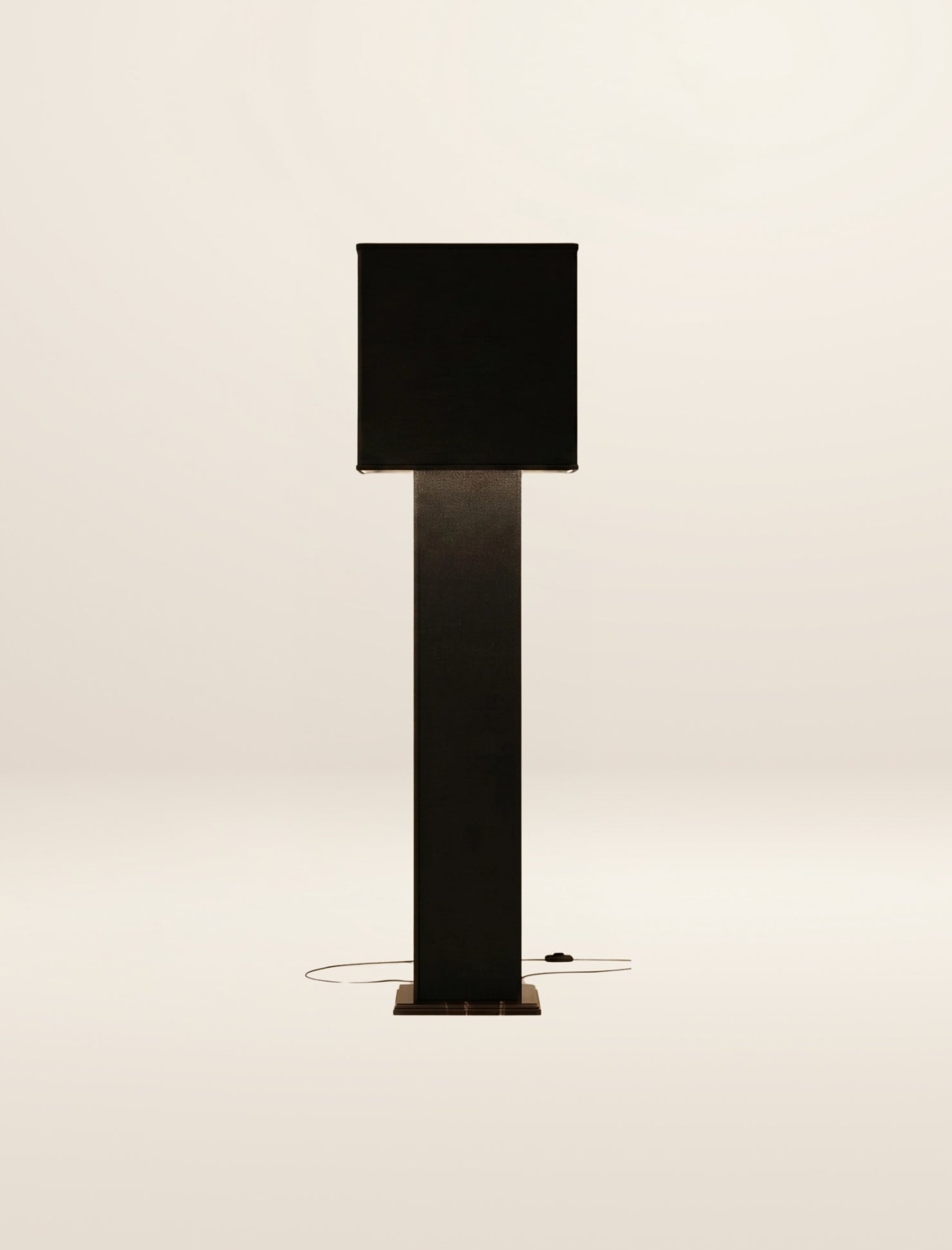 The SQUARE COLUMN floor lamp, in char linen and velvet