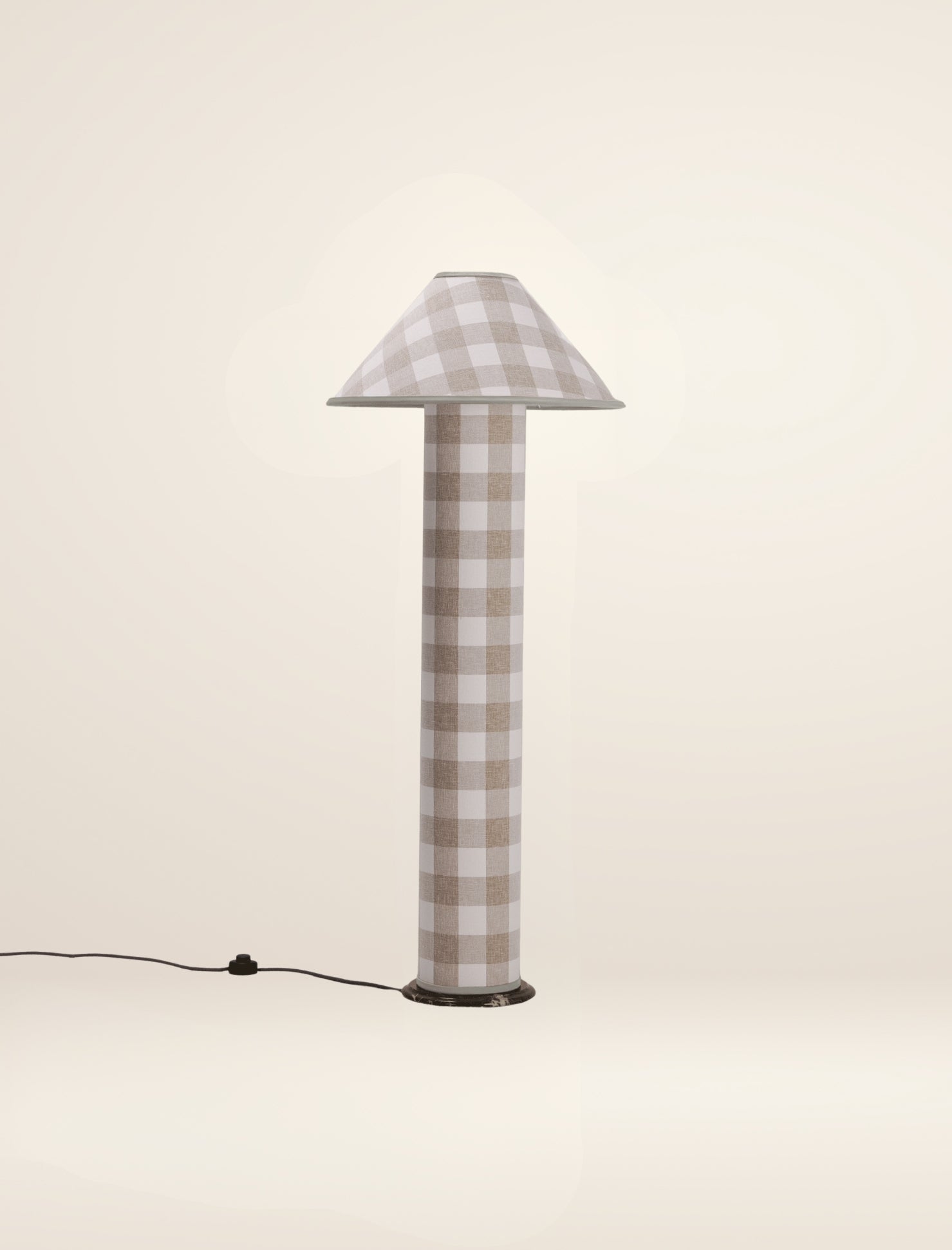 The COLUMN floor lamp in patterned linen