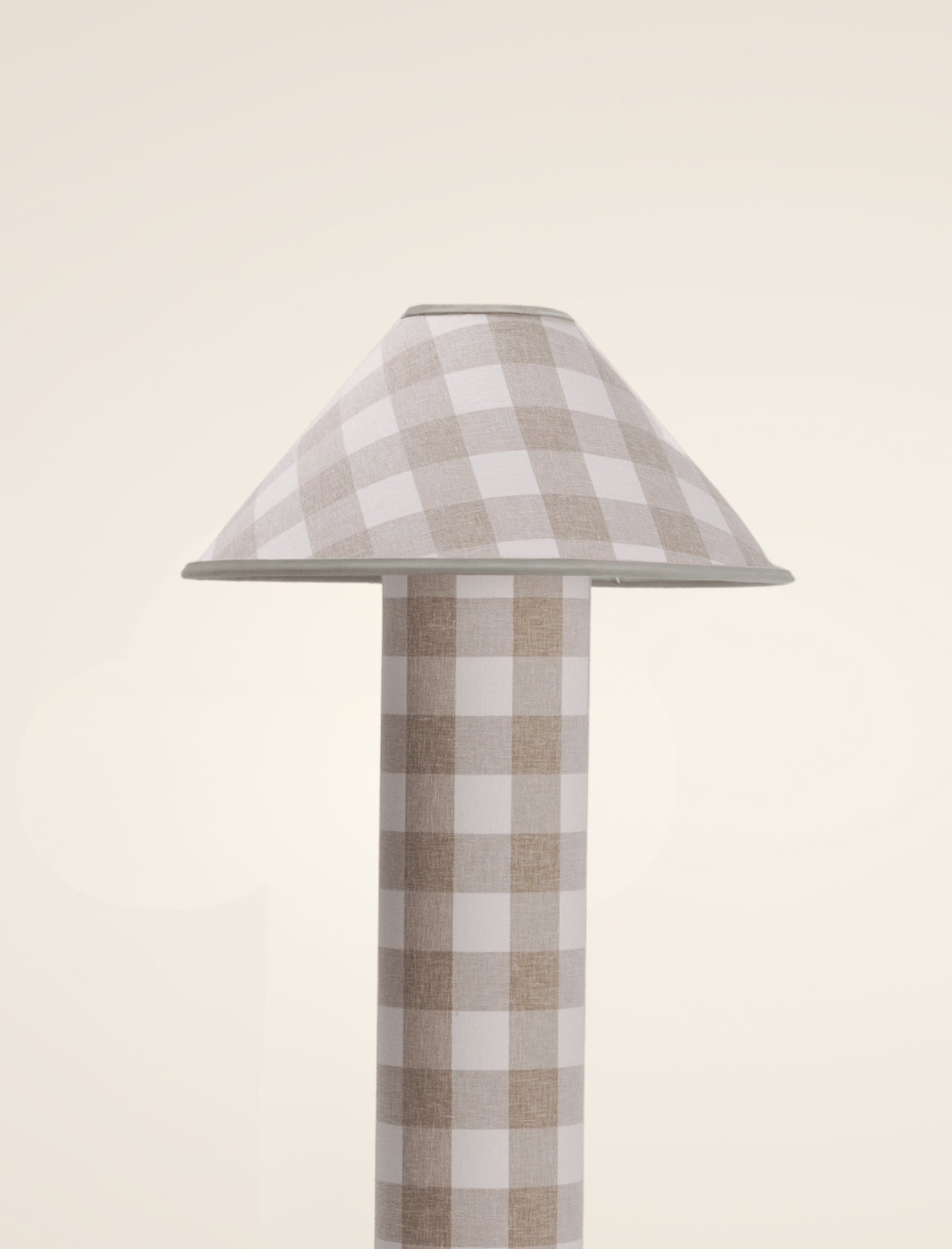 The COLUMN floor lamp in patterned linen