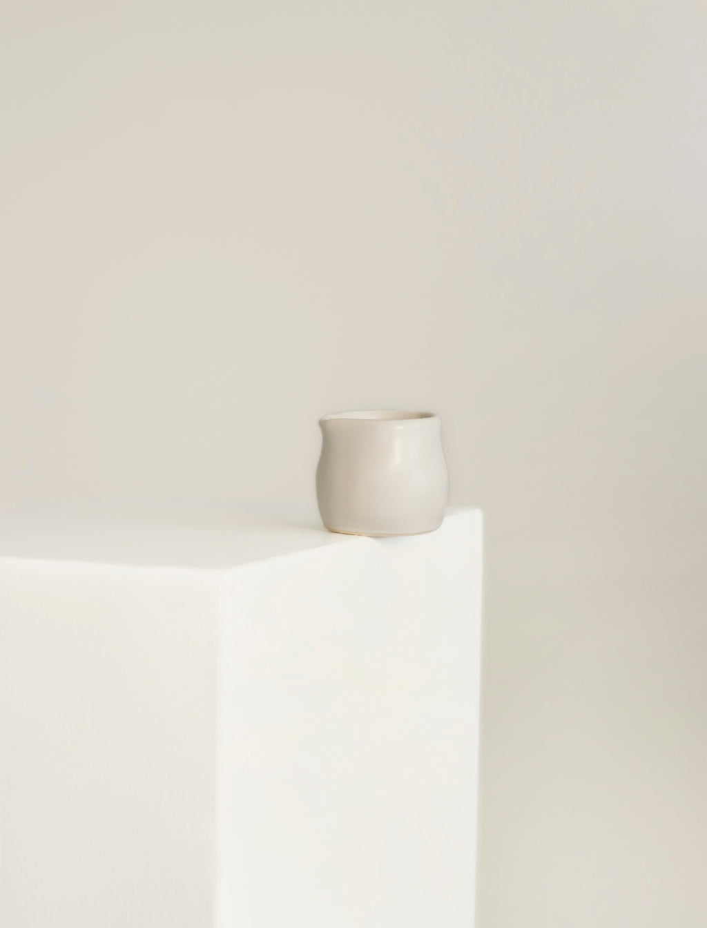 The MILK JUG in white - Curación Collection