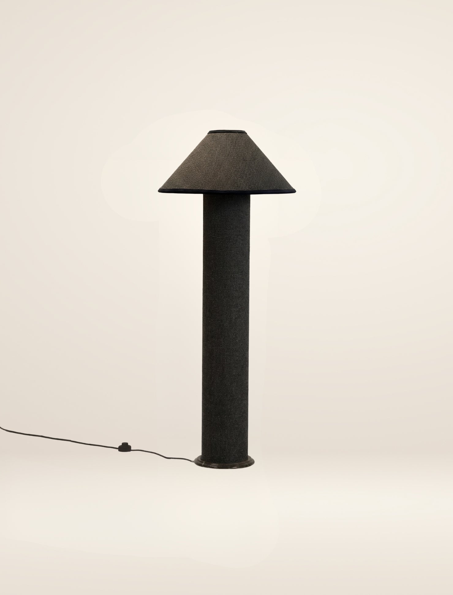 The COLUMN floor lamp in char