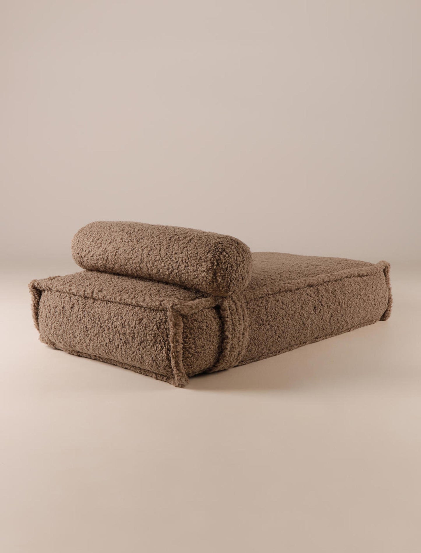 The SERENE dog bed in beige.