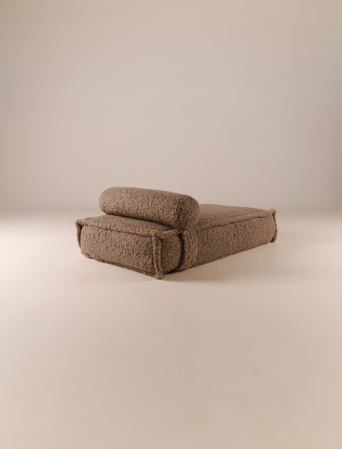 The SERENE dog bed in beige.