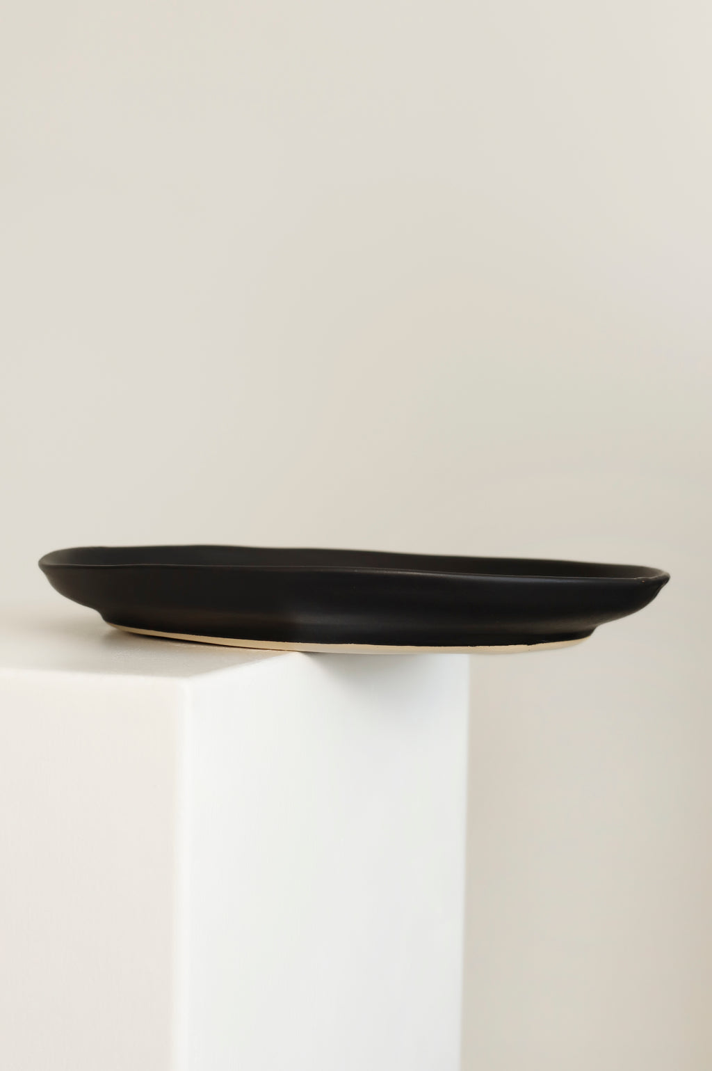 The DINNER PLATE in Black - Curación Collection